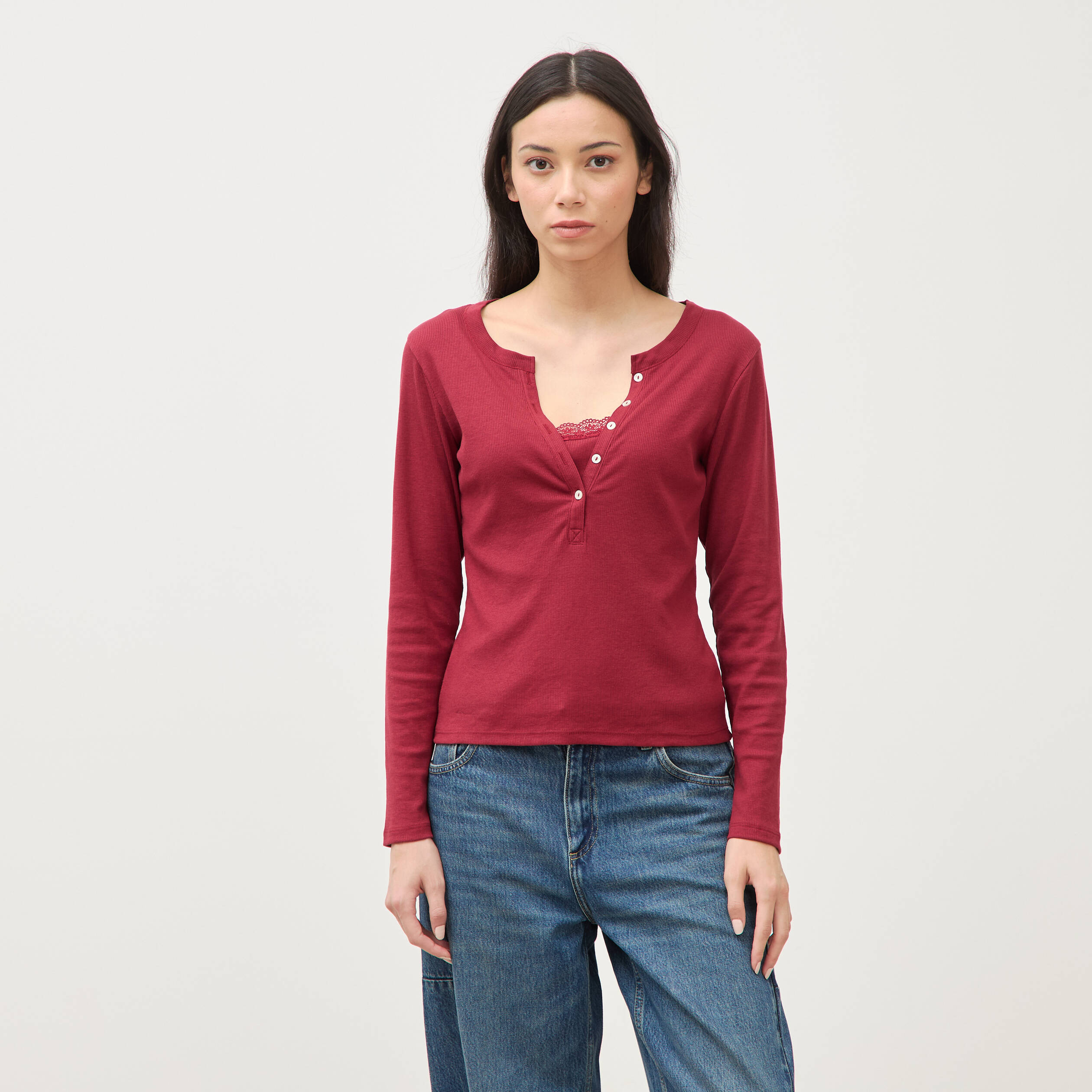 T-shirt cintr&eacute; manches longues rouge fonc&eacute; femme