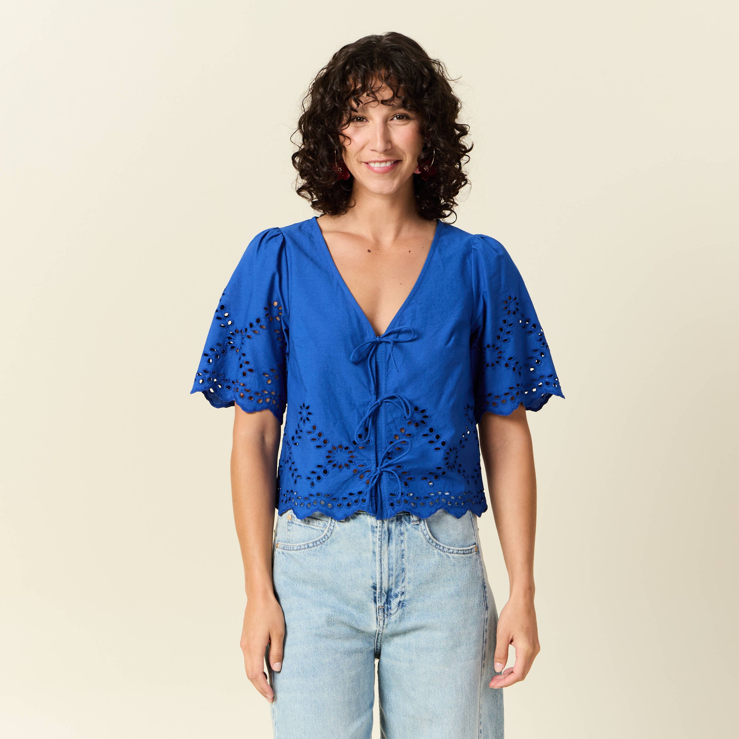 blouse manches courtes brodee bleu electrique femme Blouse manches courtes brodée bleu electrique femme