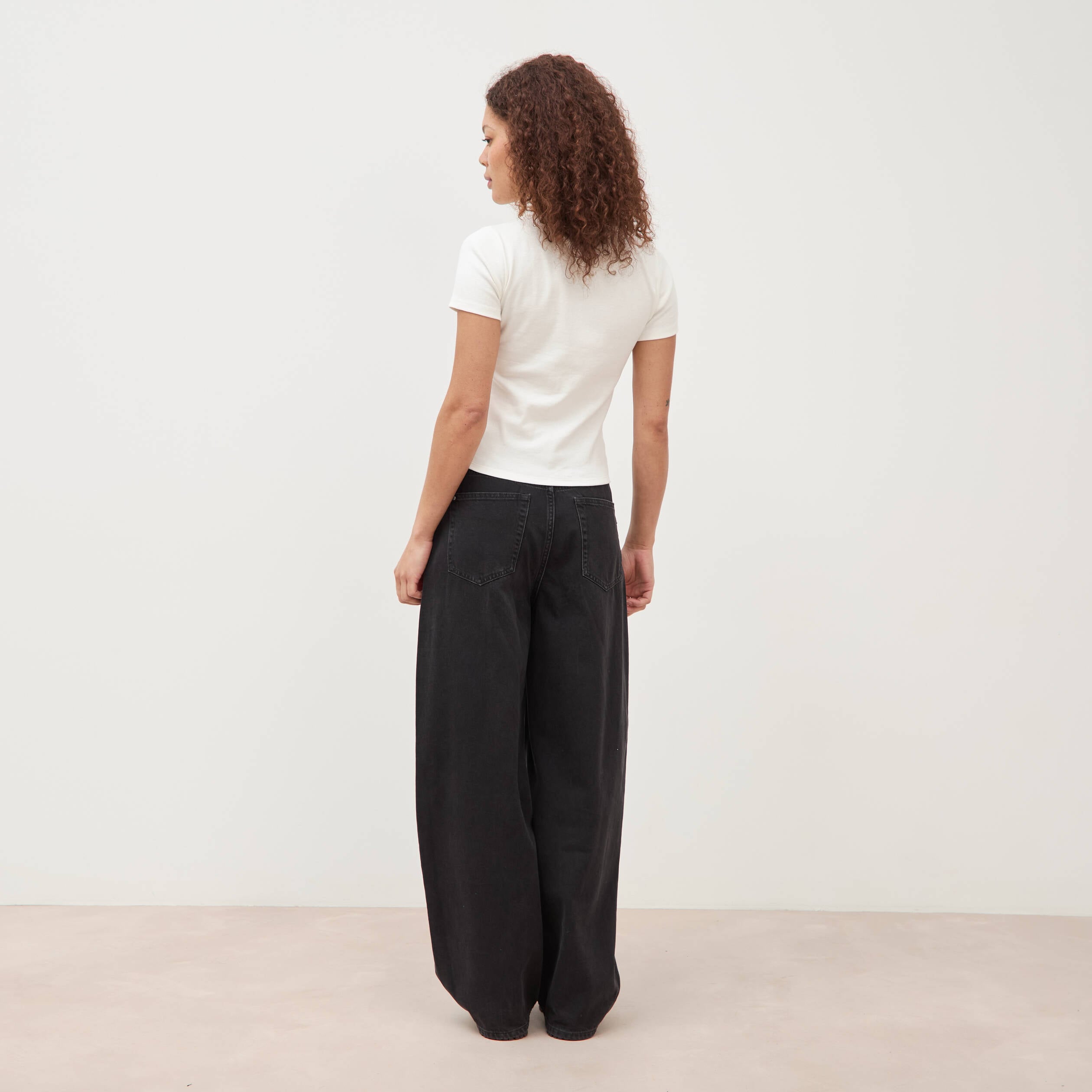 T-shirt cintr&eacute; col rond manches courtes ecru femme