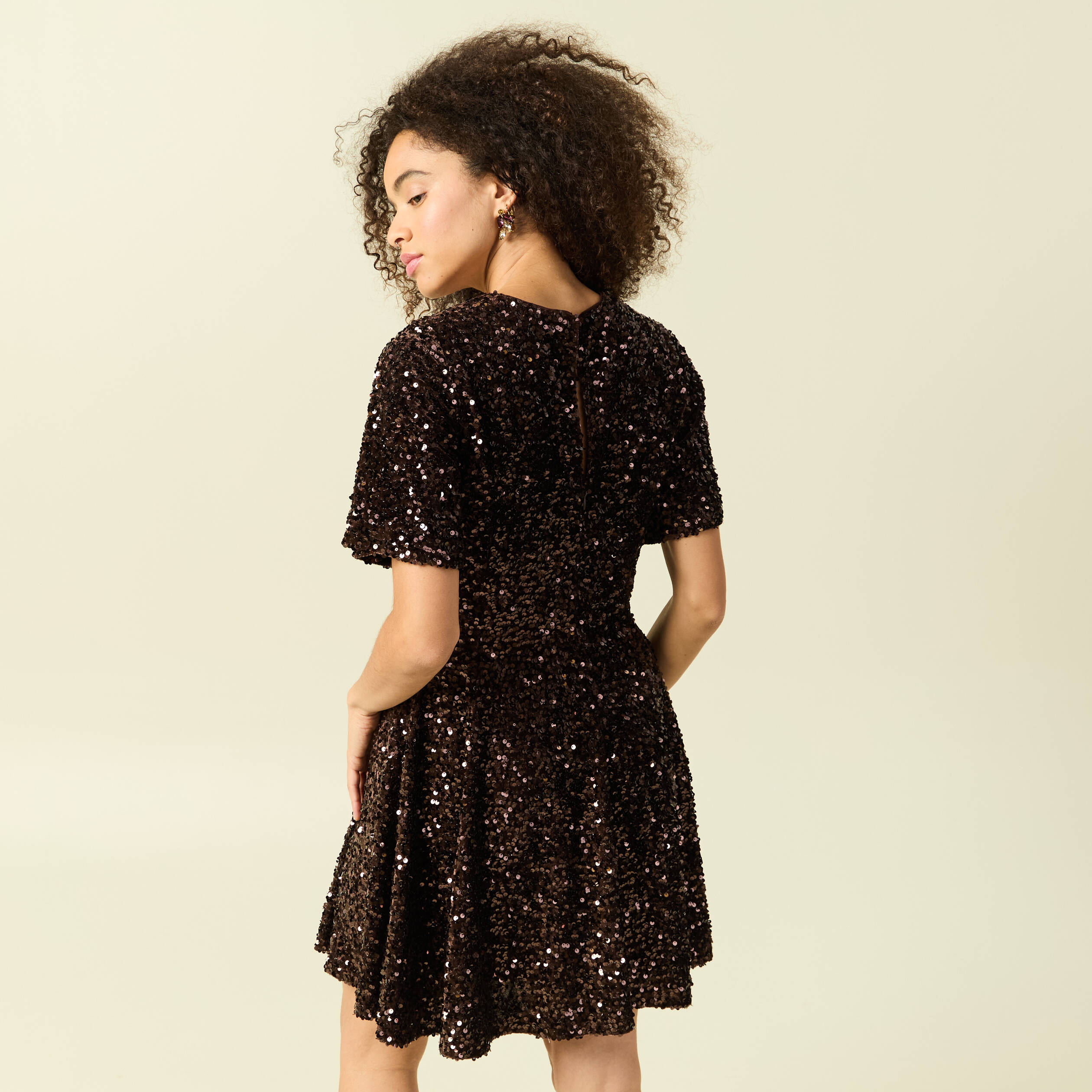 Robe manches courtes &agrave; sequins marron femme