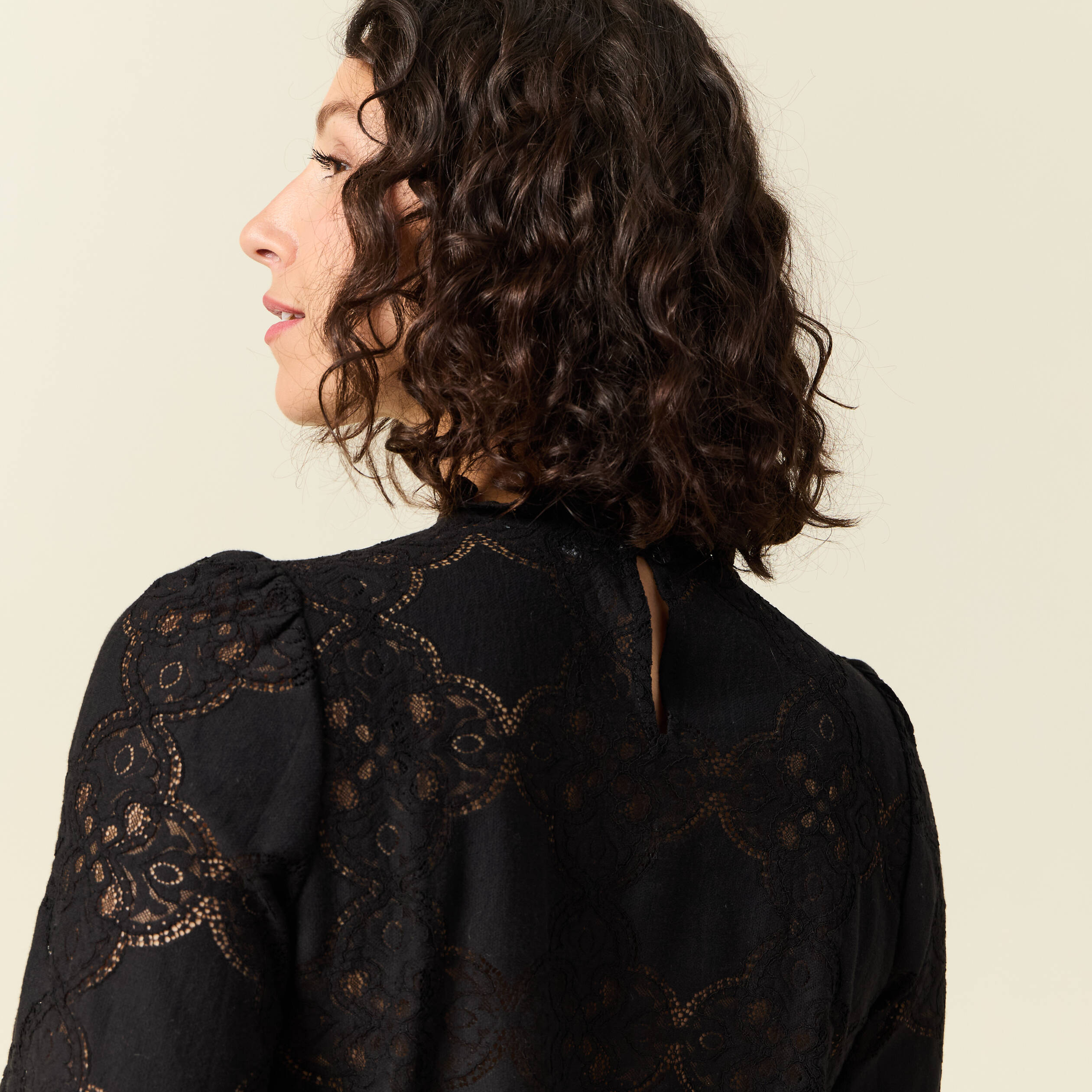 Blouse cintr&eacute;e dentelle manches longues noir femme