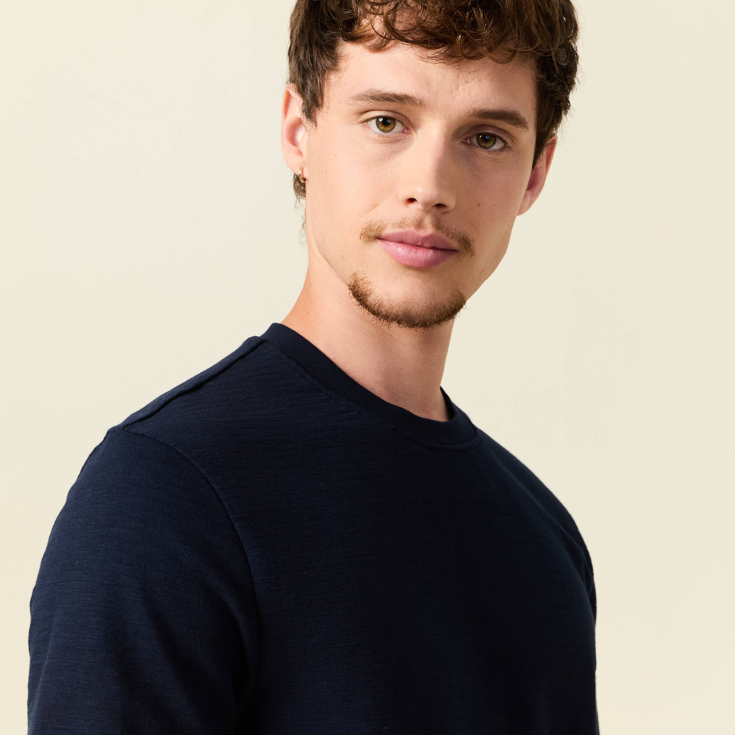 t shirt cintre col rond manches courtes bleu marine homme T-shirt cintré col rond manches courtes bleu marine homme
