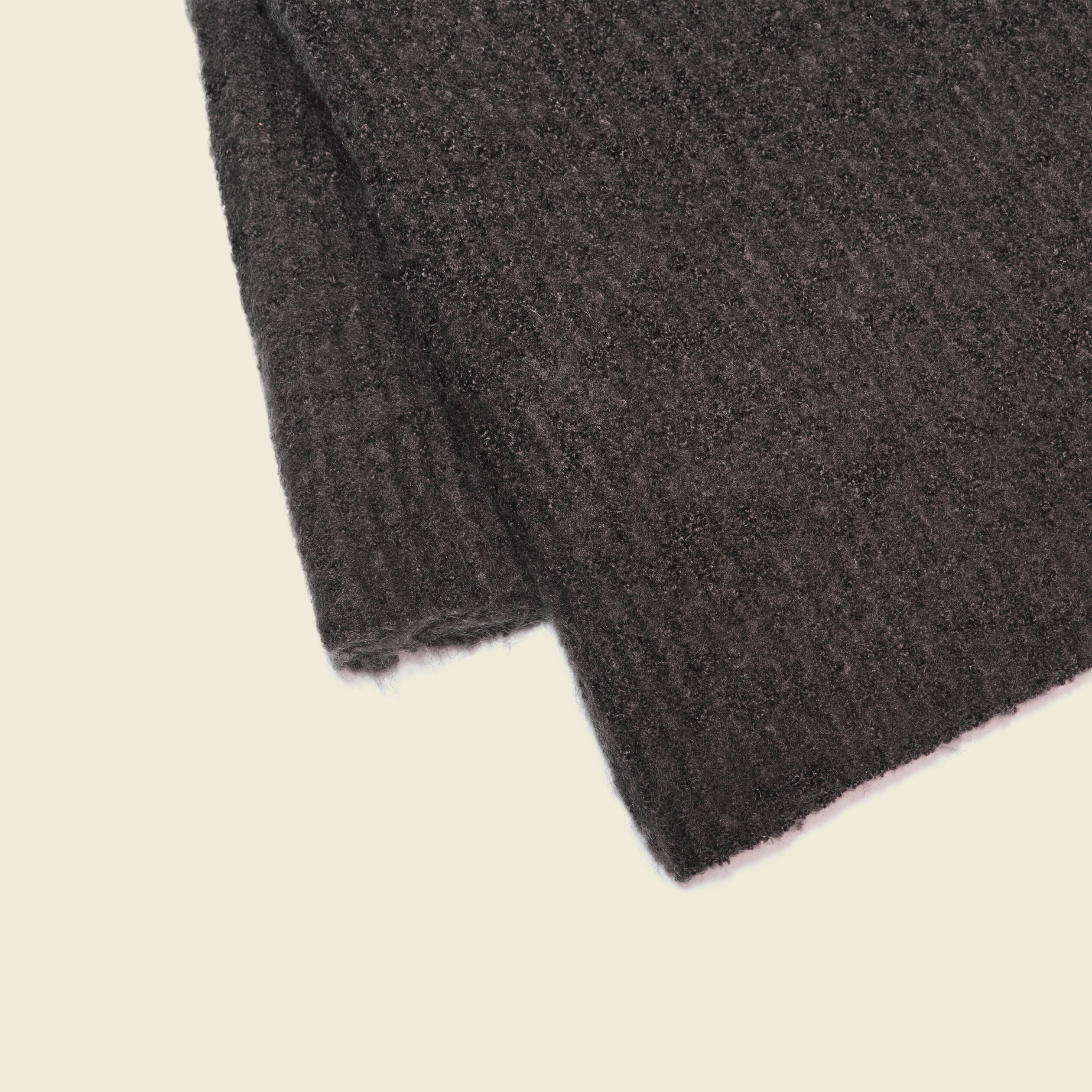 echarpe tricotee gris fonce femme Écharpe tricotée gris foncé femme