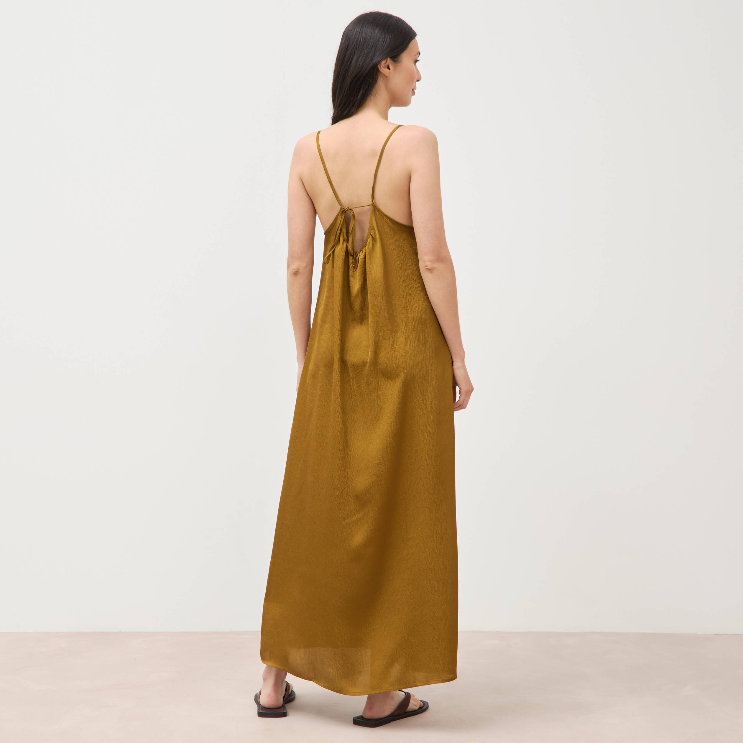Robe bretelle satin&eacute;e col rond vert olive femme