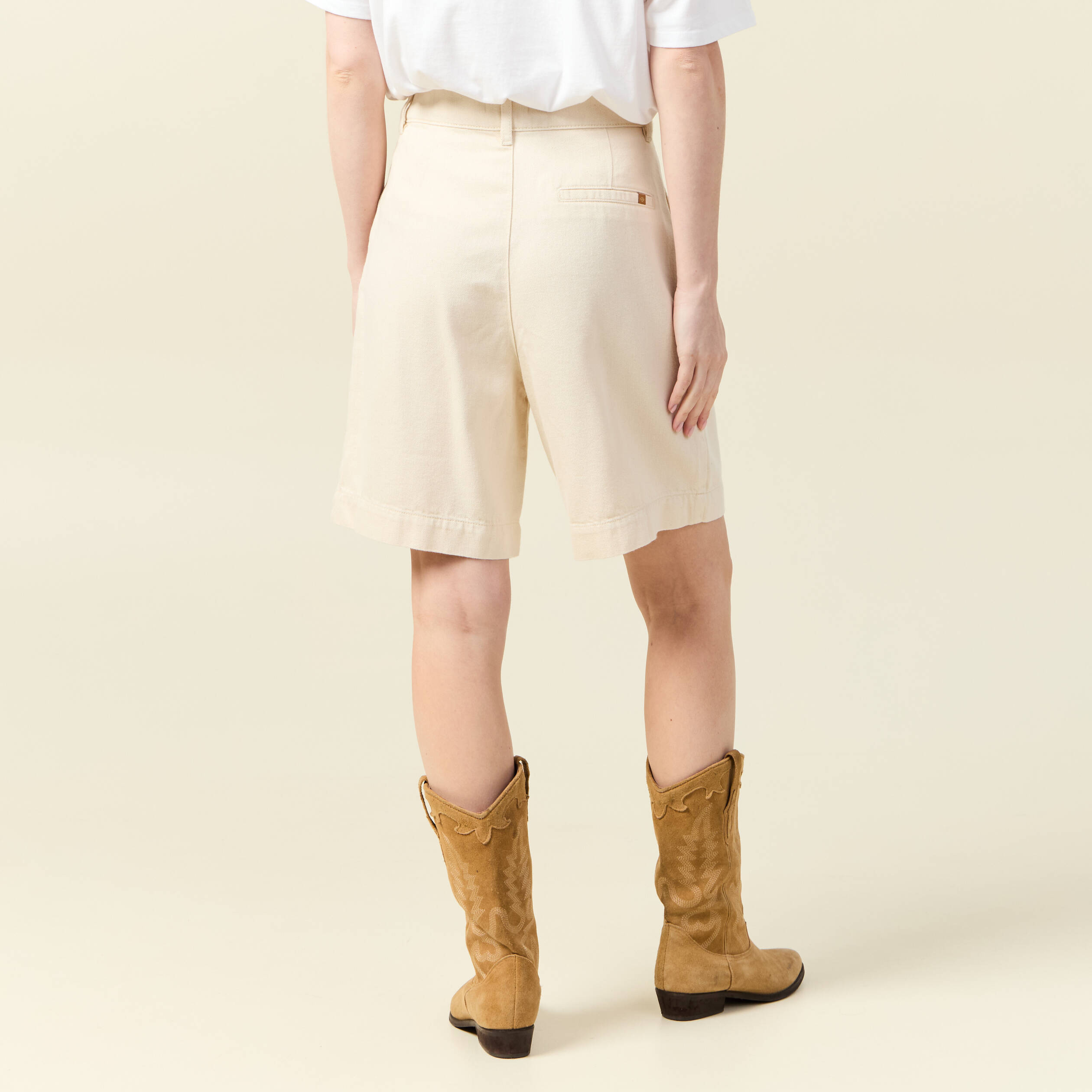 bermuda droit pinces en jean ecru femme Bermuda droit pinces en jean ecru femme