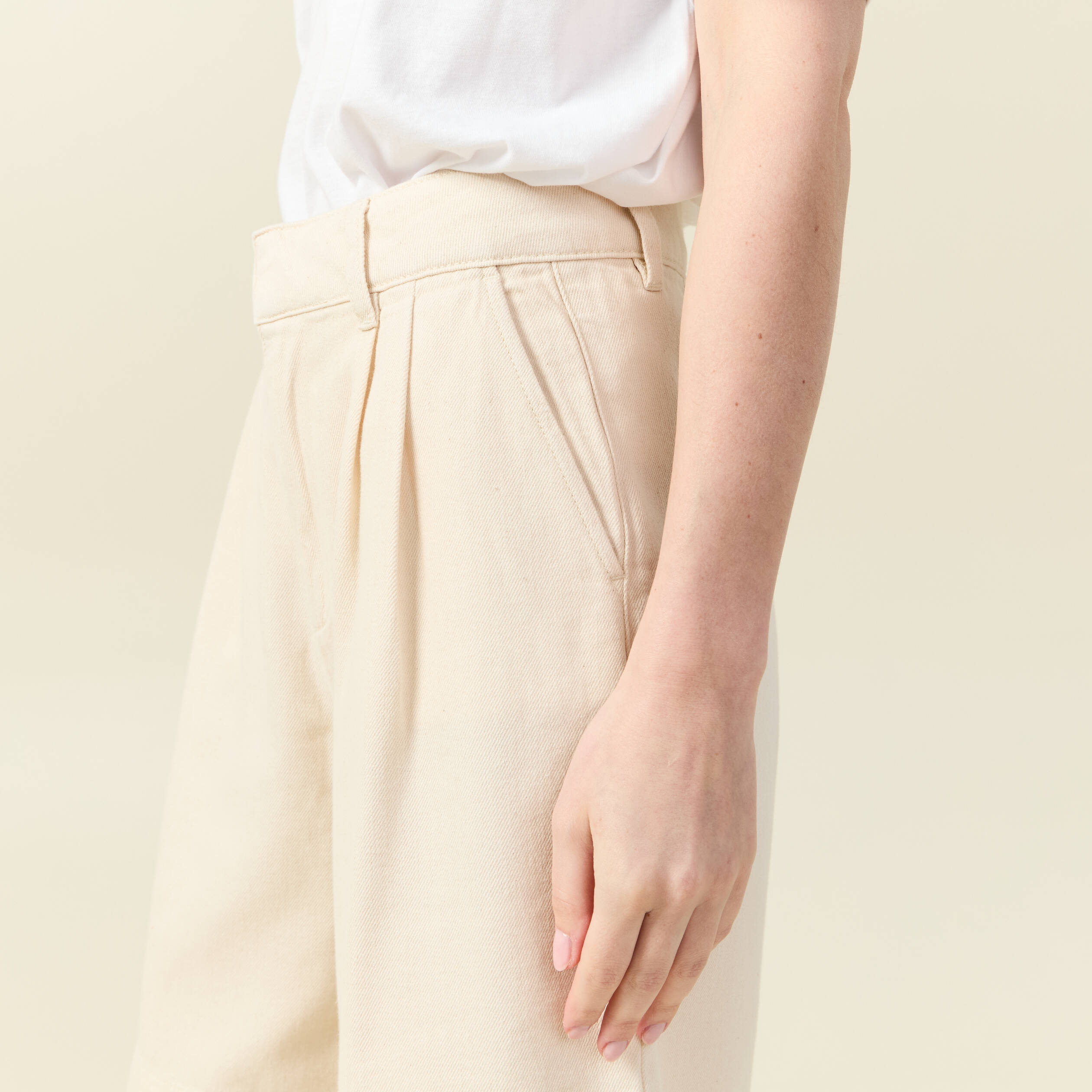 bermuda droit pinces en jean ecru femme Bermuda droit pinces en jean ecru femme