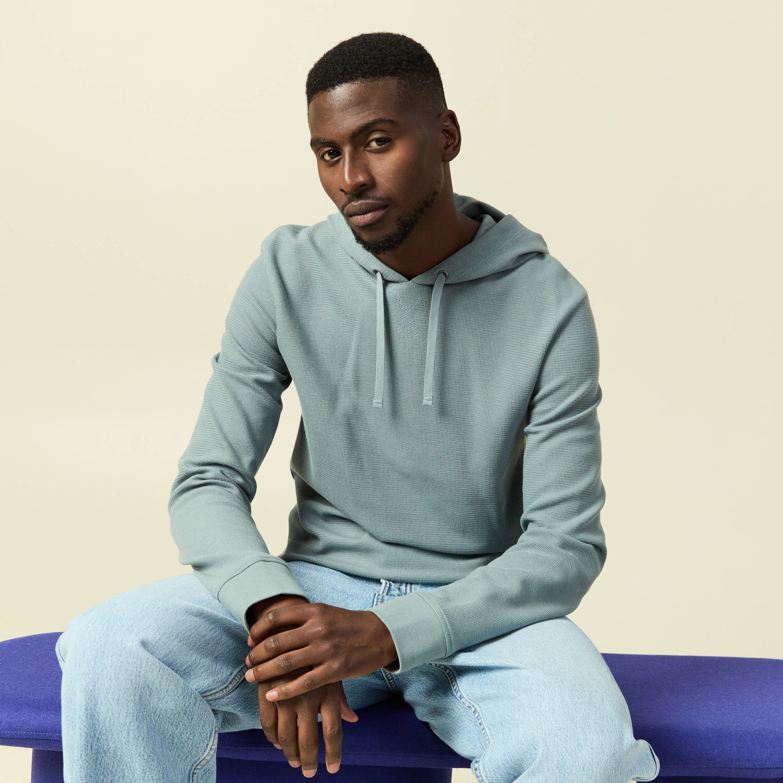 T-shirt &agrave; capuche bleu gris homme