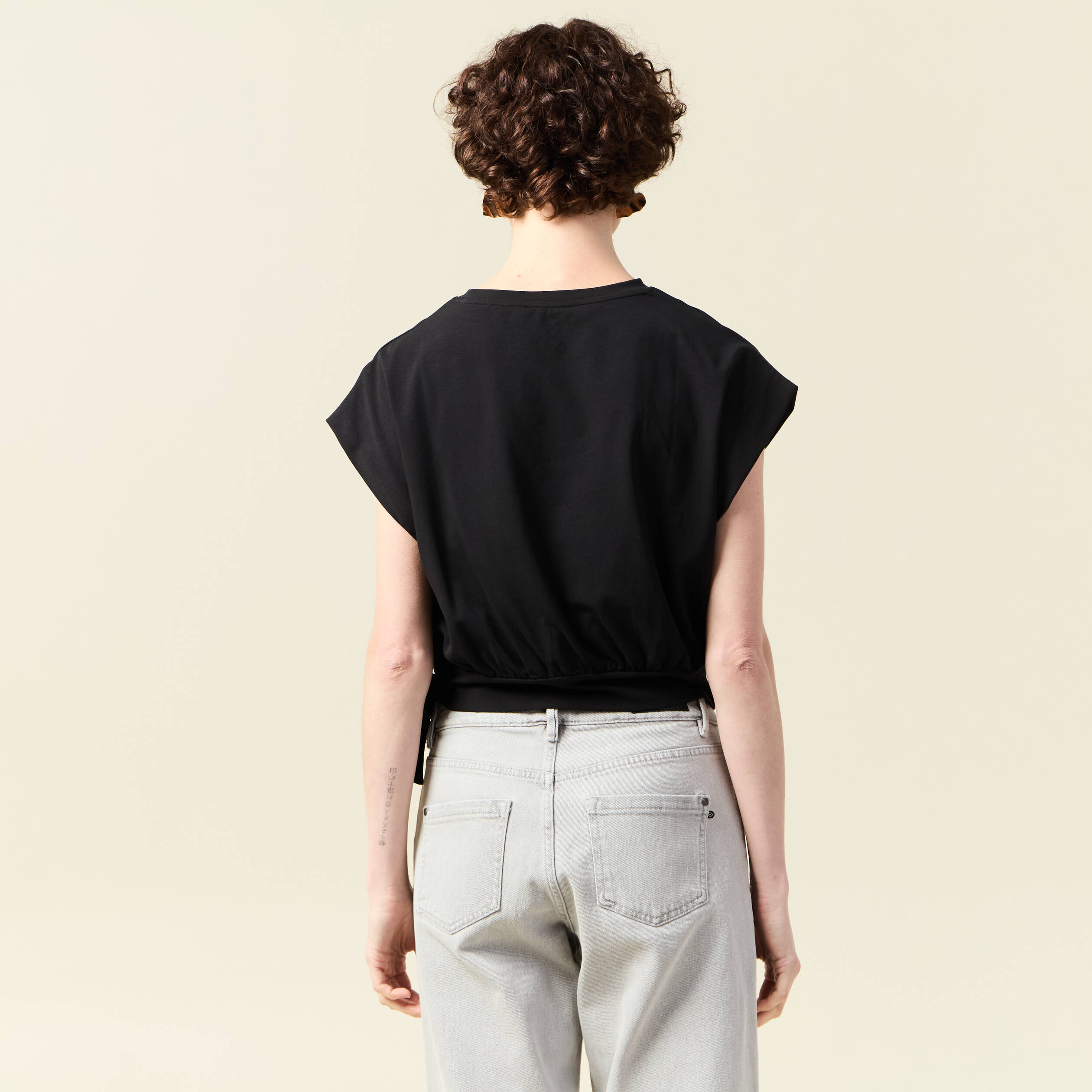 t shirt manches courtes noeud noir femme T-shirt manches courtes noeud noir femme