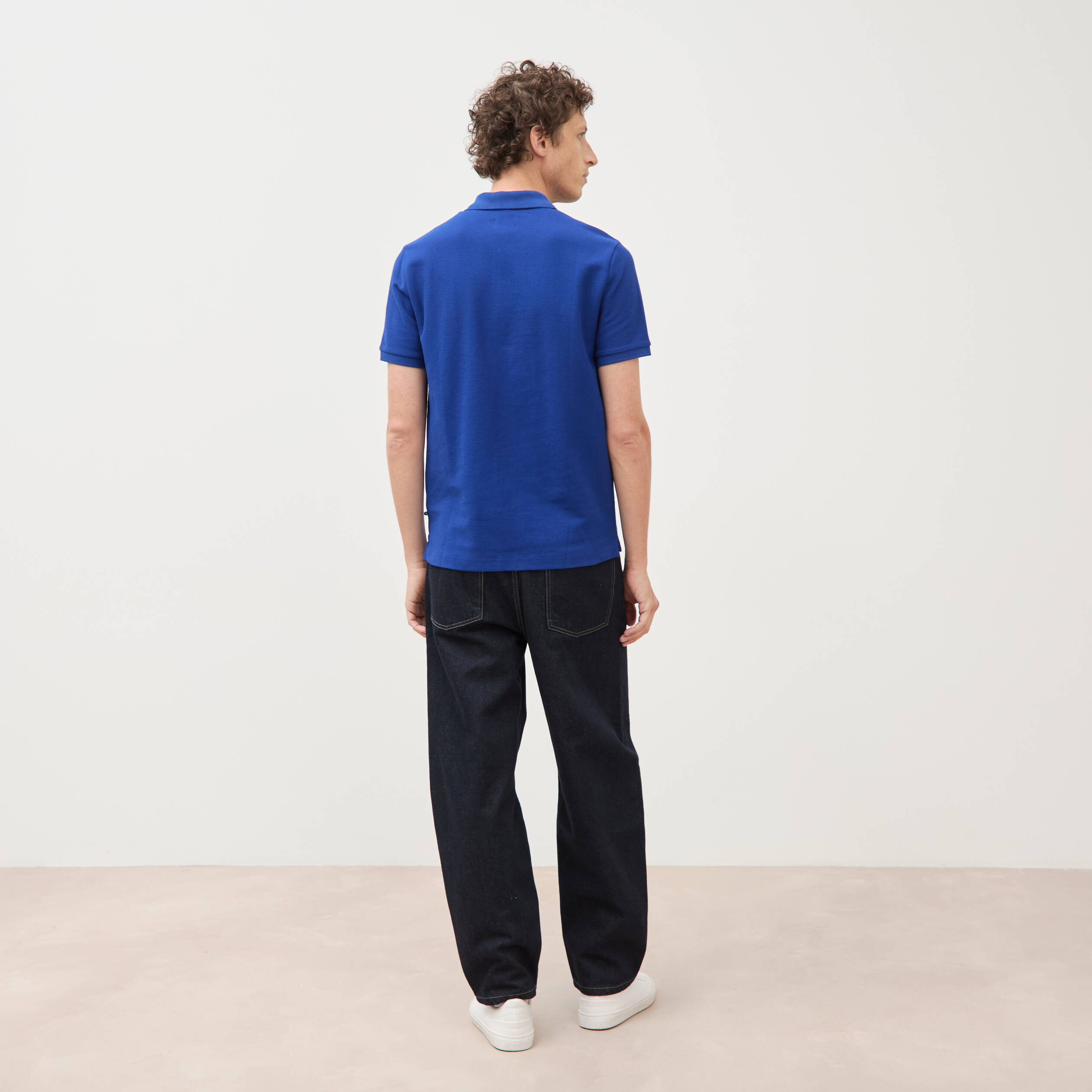 Polo cintr&eacute; manches courtes en coton bleu electrique homme