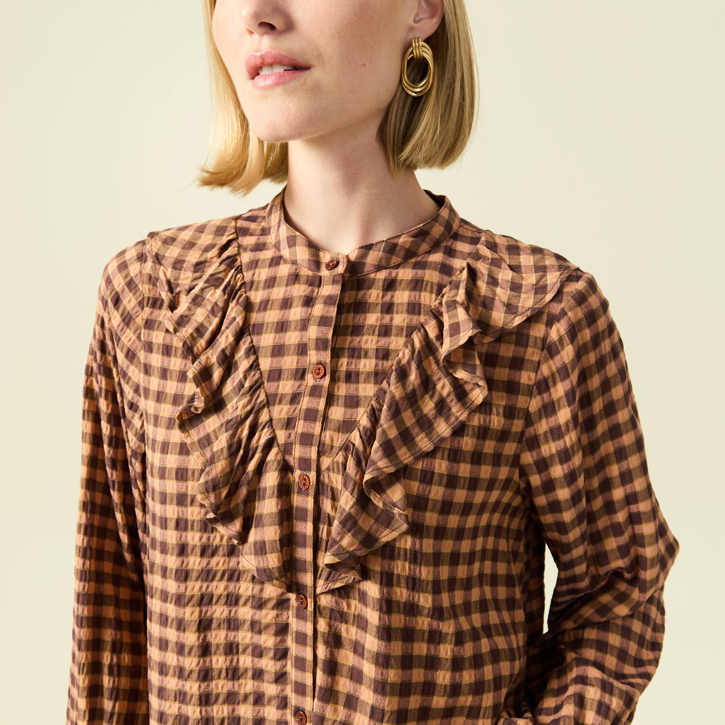Chemise &agrave; volants manches longues marron fonc&eacute; femme