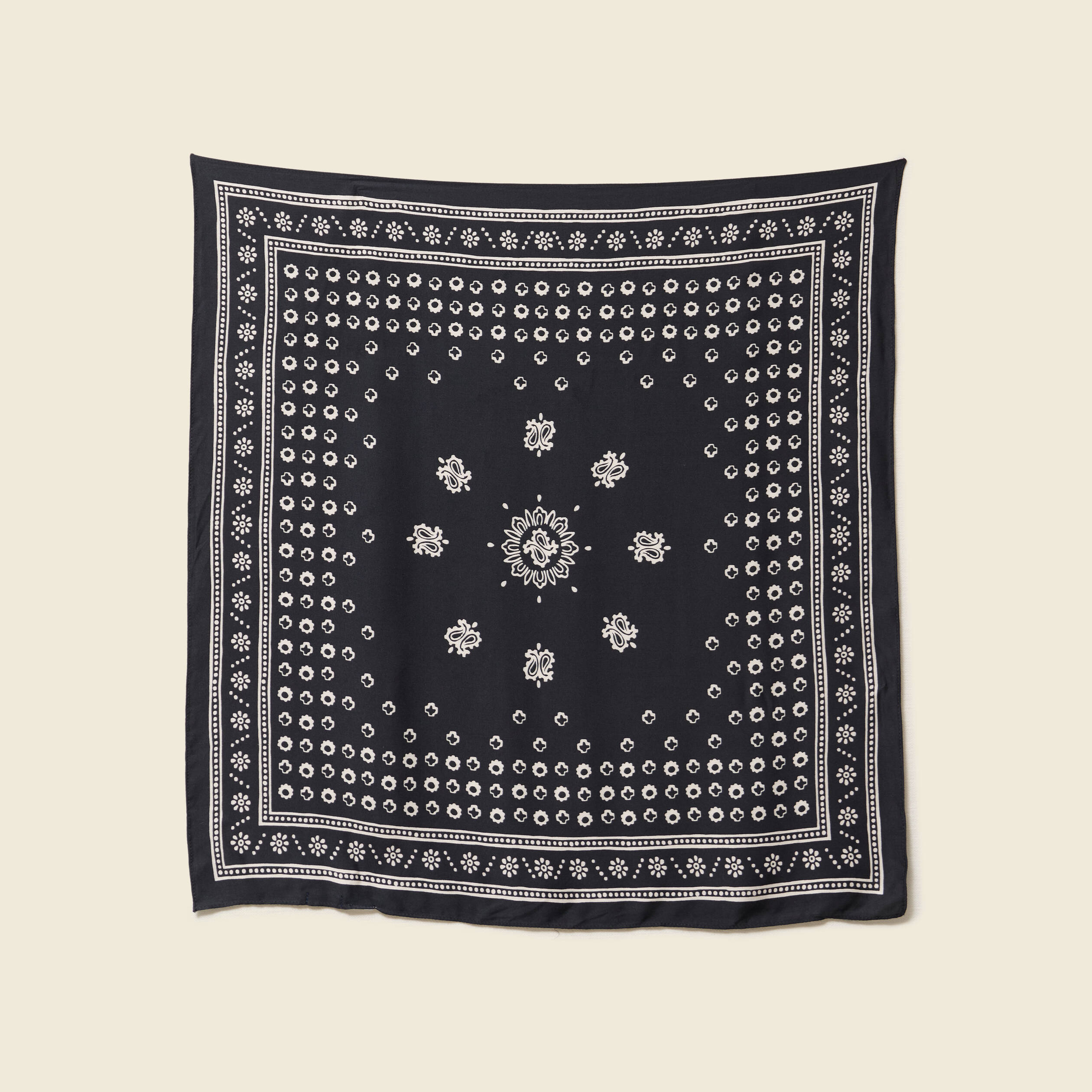 Foulard satin&eacute; noir homme