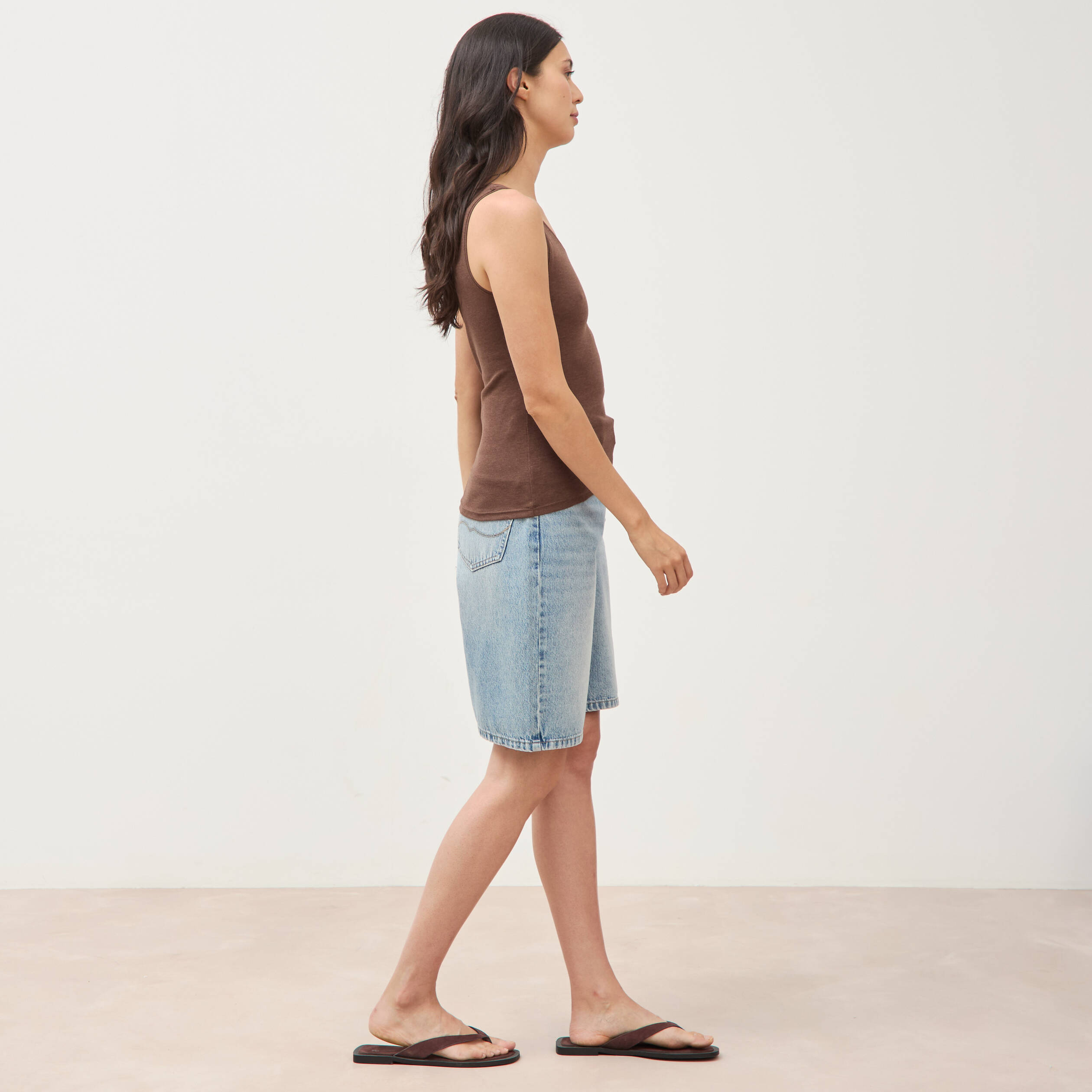 D&eacute;bardeur cintr&eacute; d&eacute;collet&eacute; sans manches marron femme