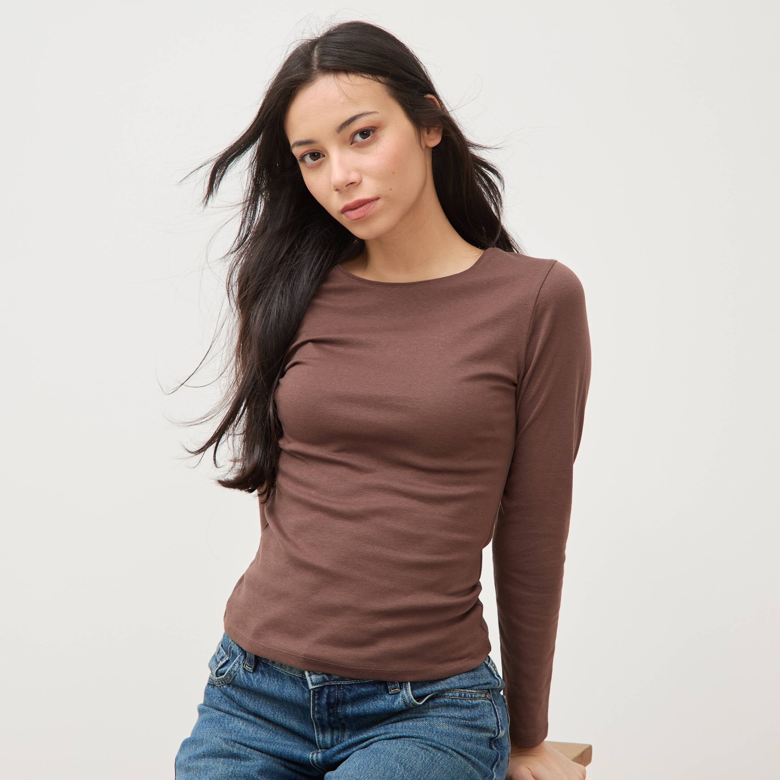 T-shirt cintr&eacute; manches longues col rond marron femme