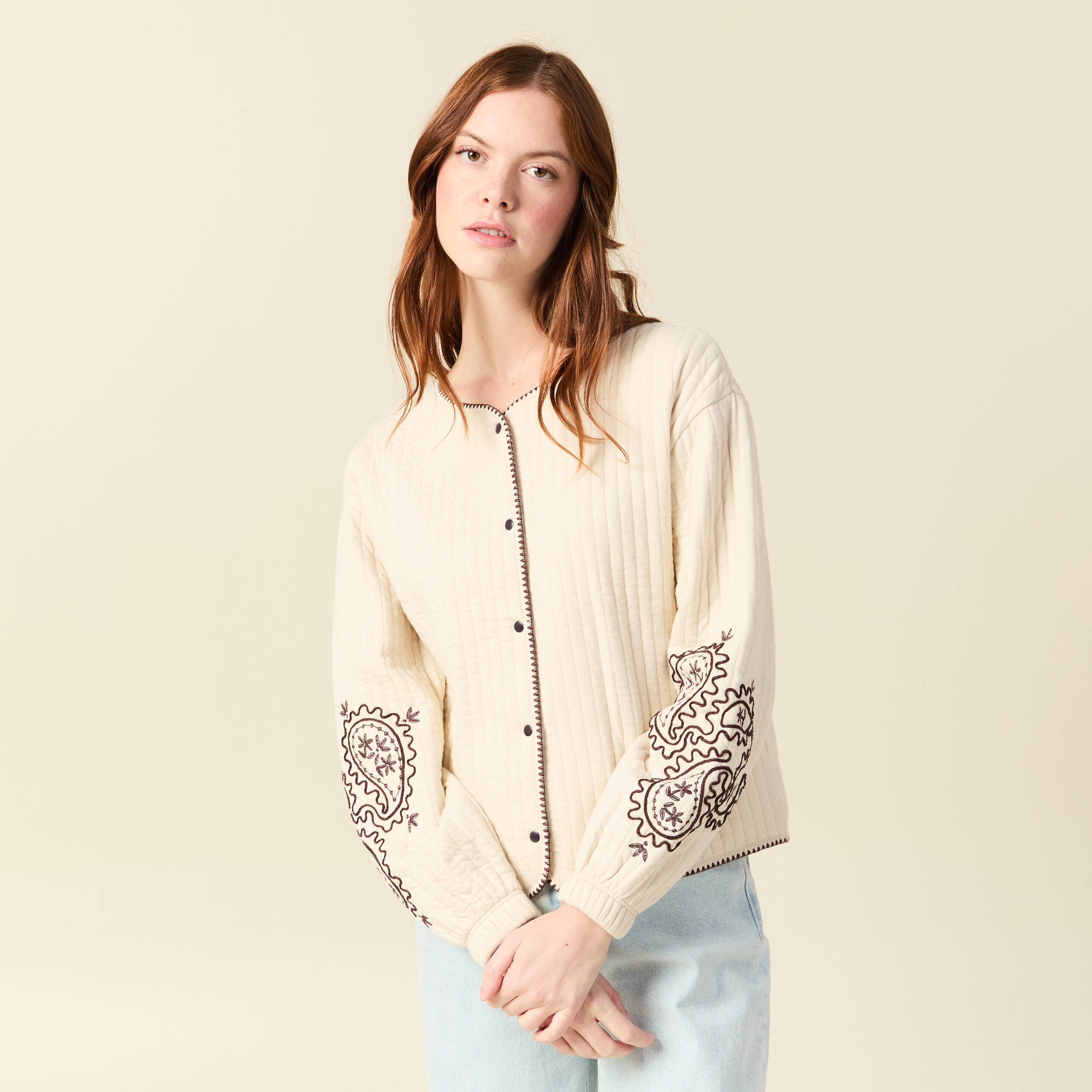 Cardigan droit court col rond brod&eacute; ivoire femme