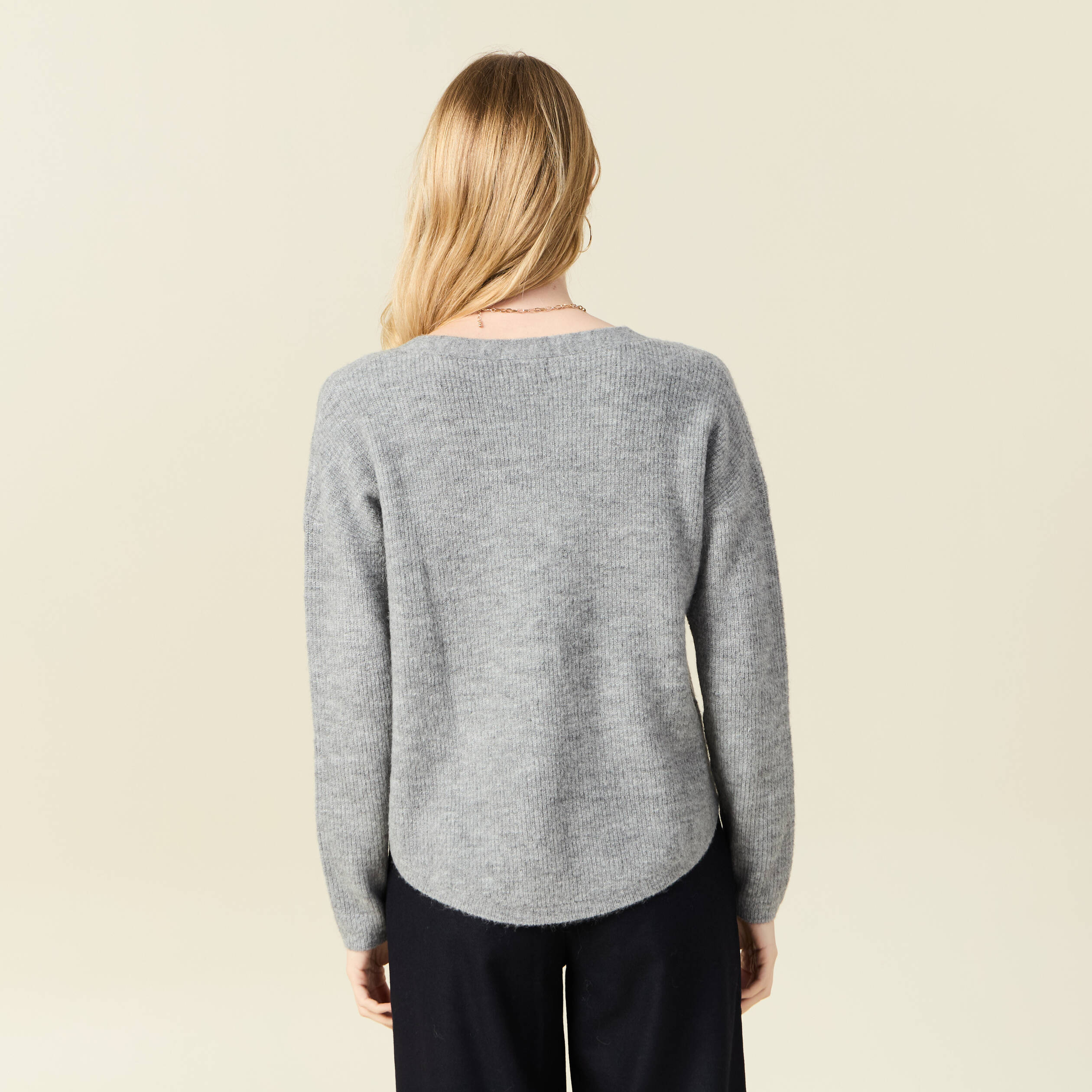 pull manches longues col en v gris clair femme Pull manches longues col en V gris clair femme
