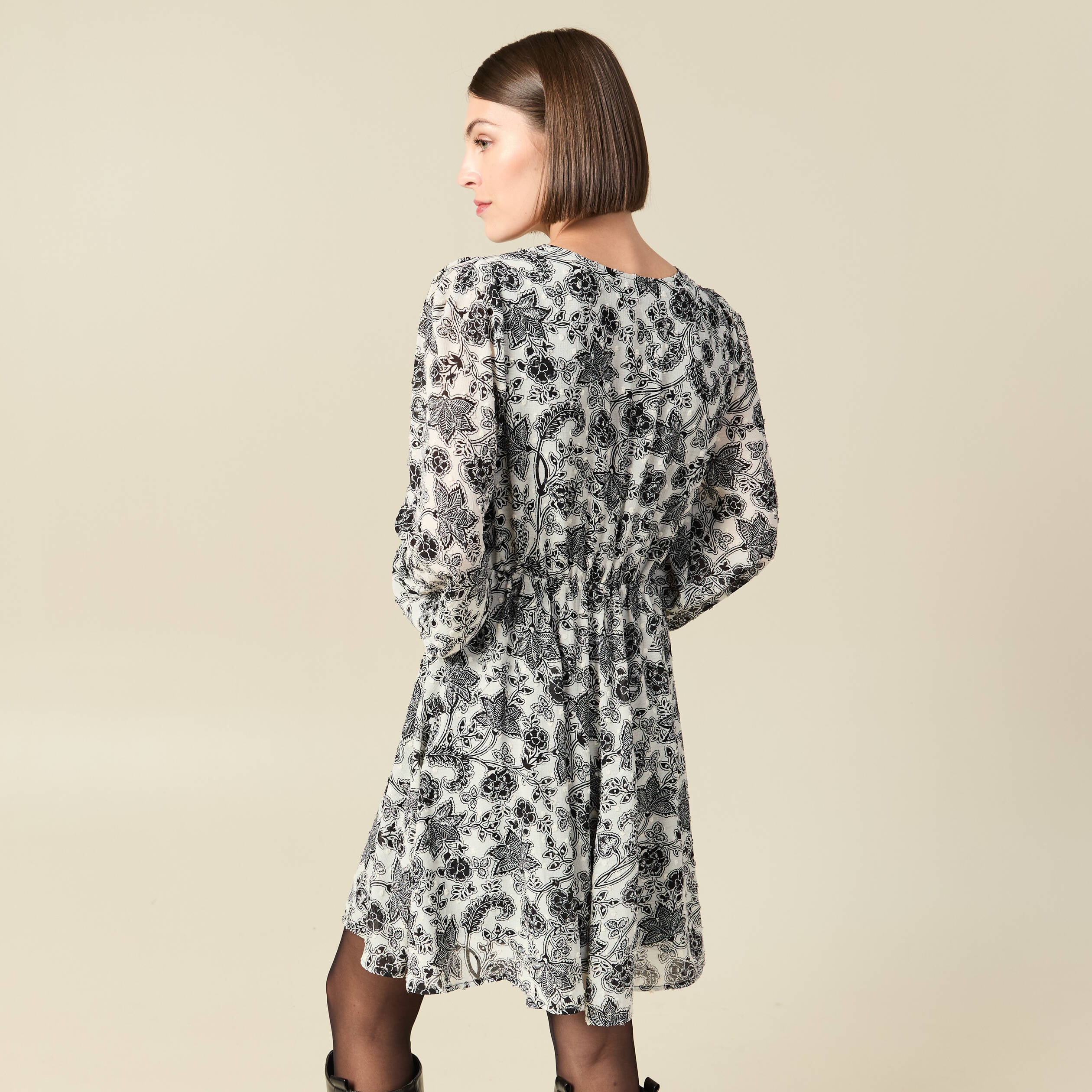 Robe fluide col v manches longues blanc femme