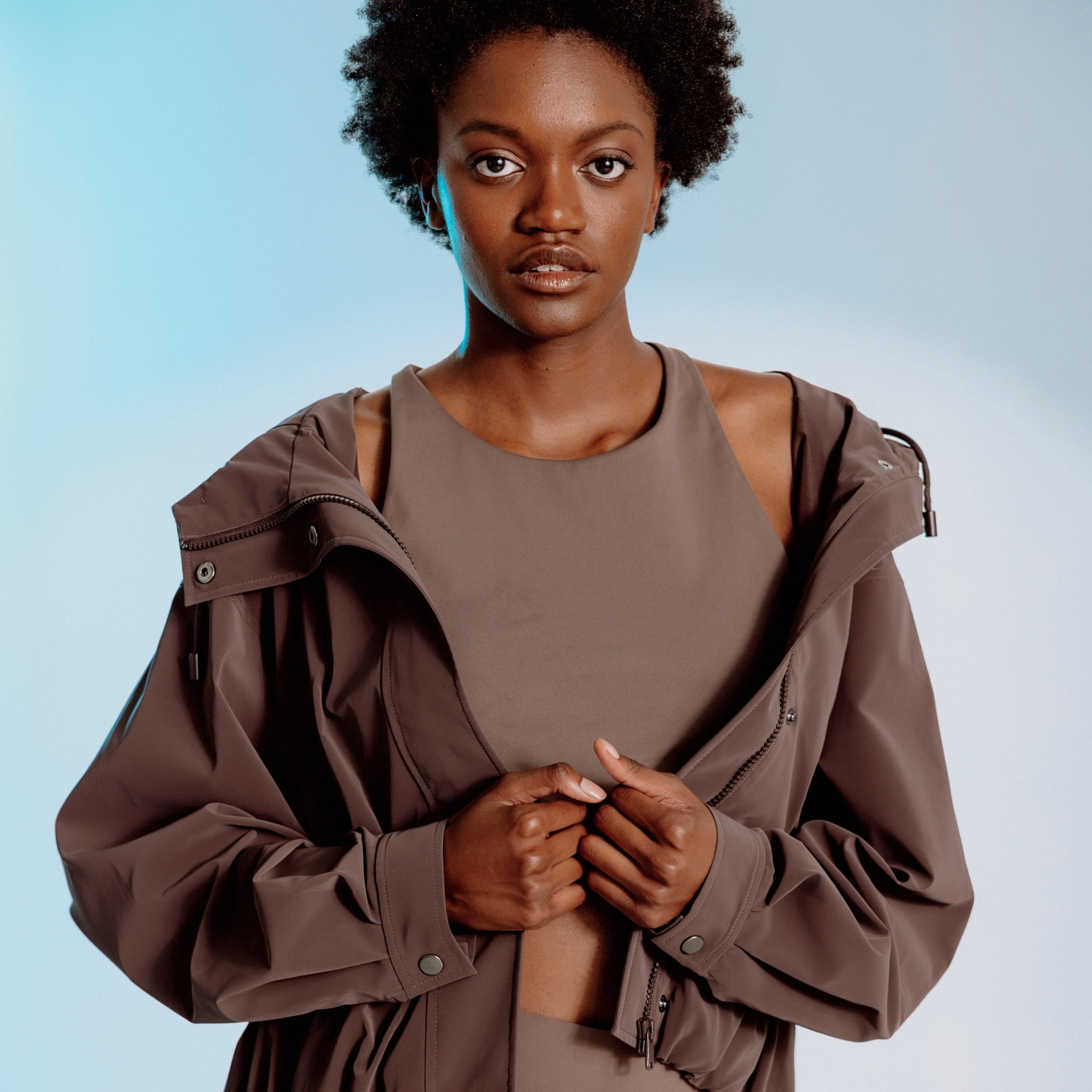 Blouson oversize court &agrave; capuche marron femme