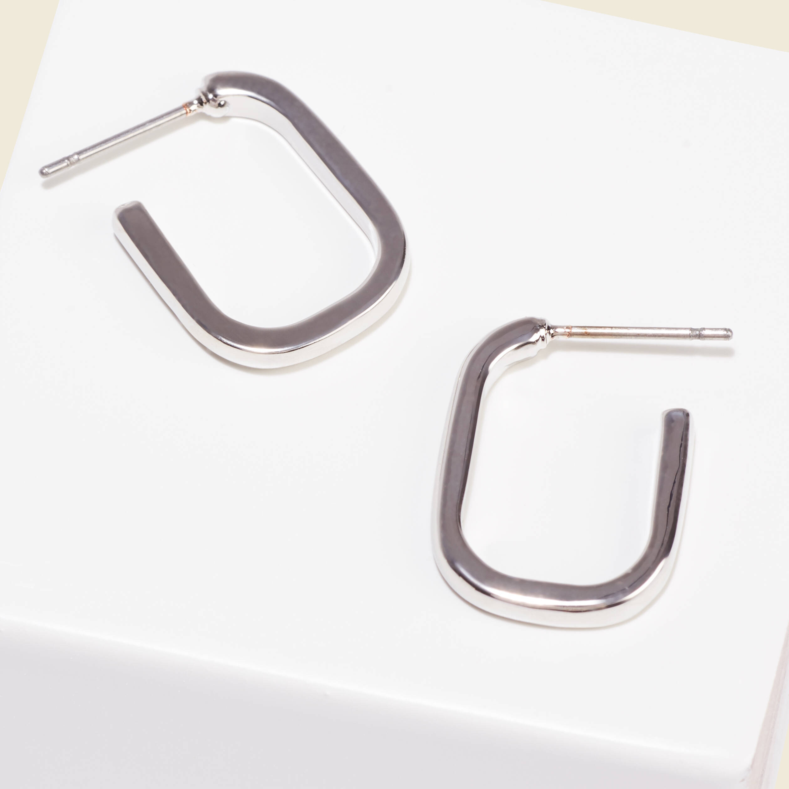 Boucles d'oreilles créoles couleur argent femme