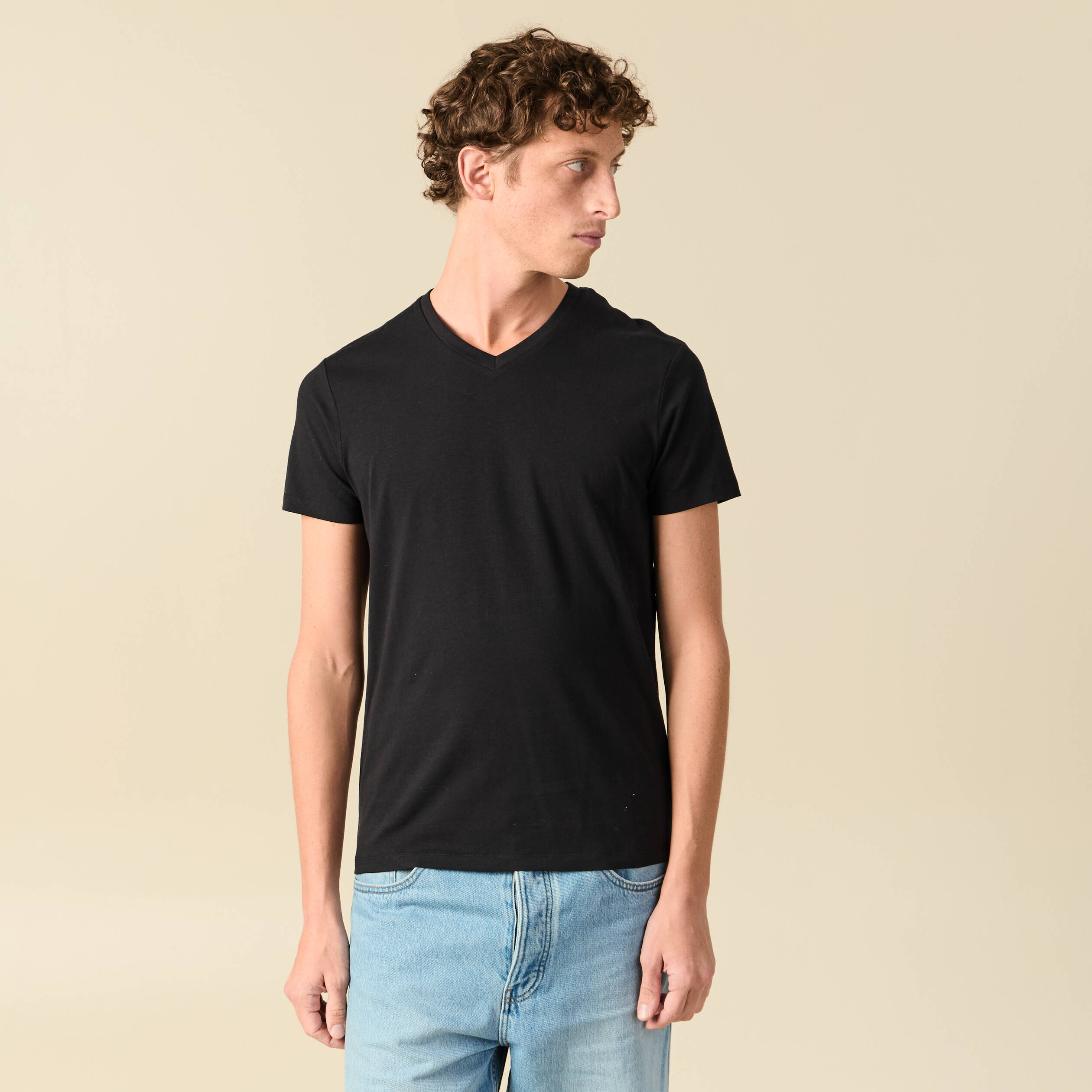 T-shirt ajust&eacute; col v manches courtes noir homme