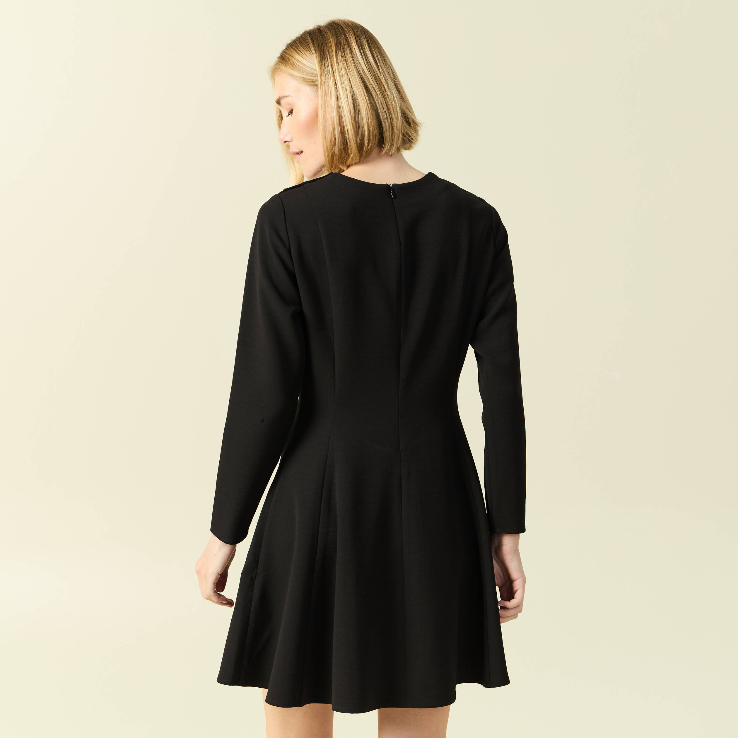 Robe fluide manches longues col rond noir femme