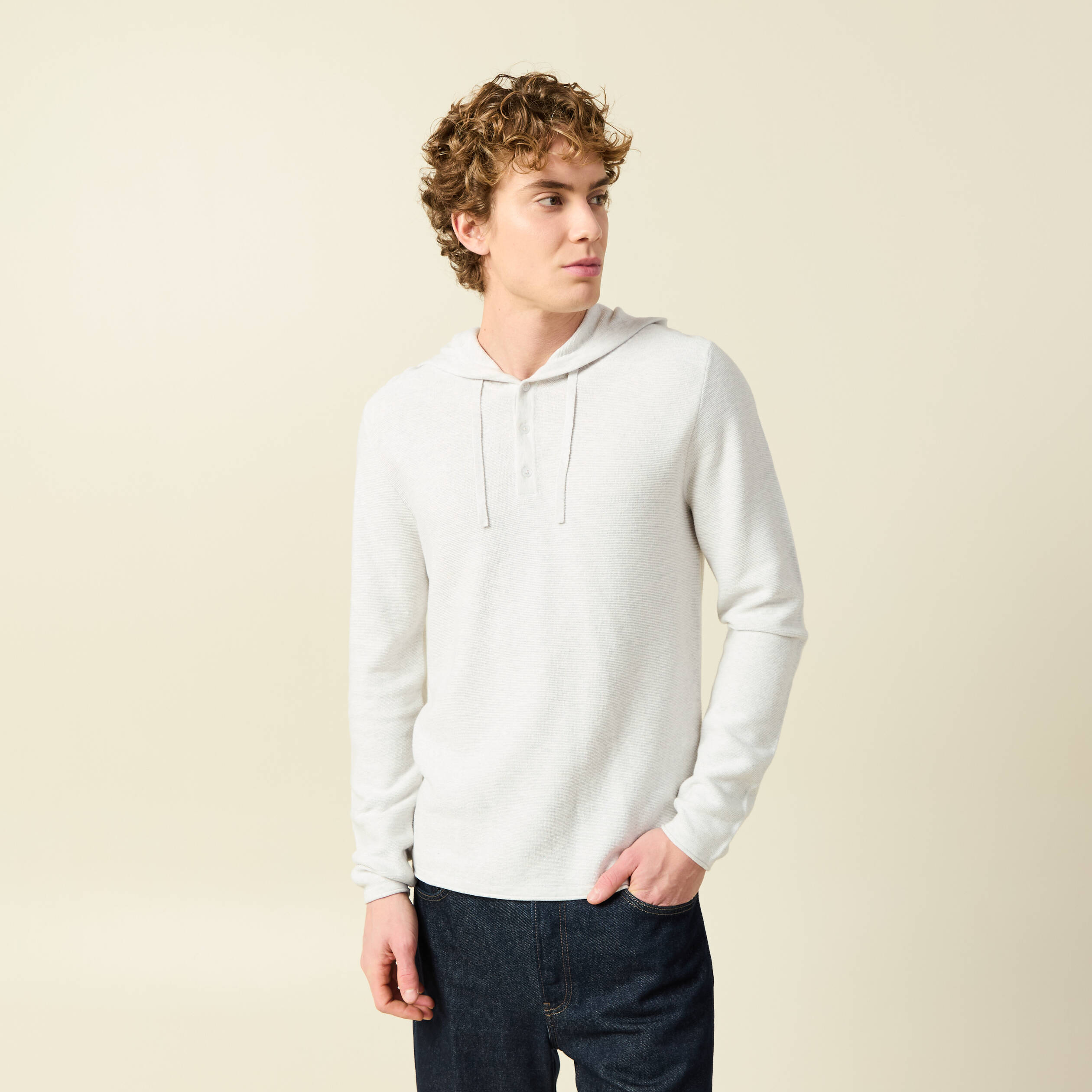 Pull fin en coton &agrave; capuche ecru homme