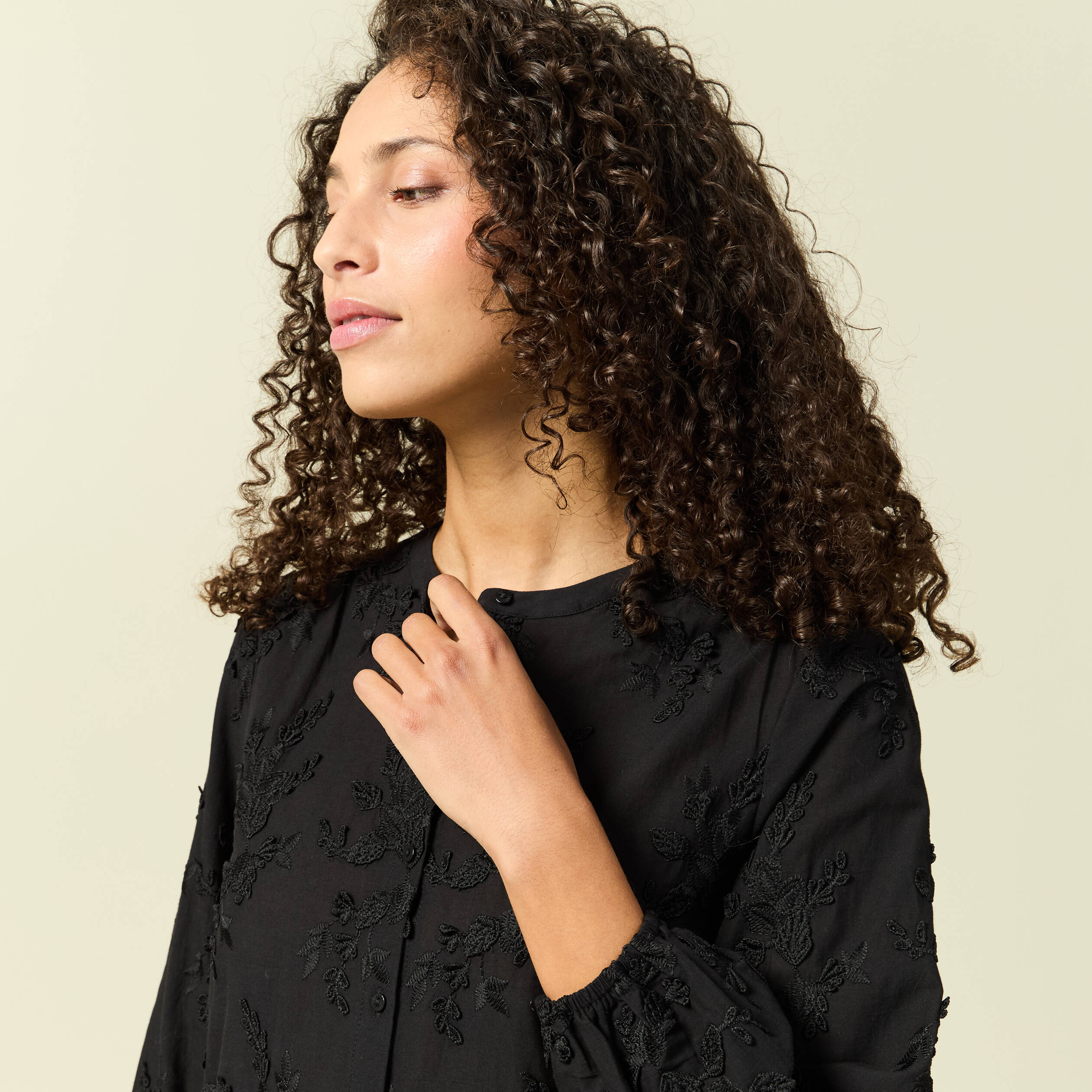 Chemise manches longues broderie coton noir femme