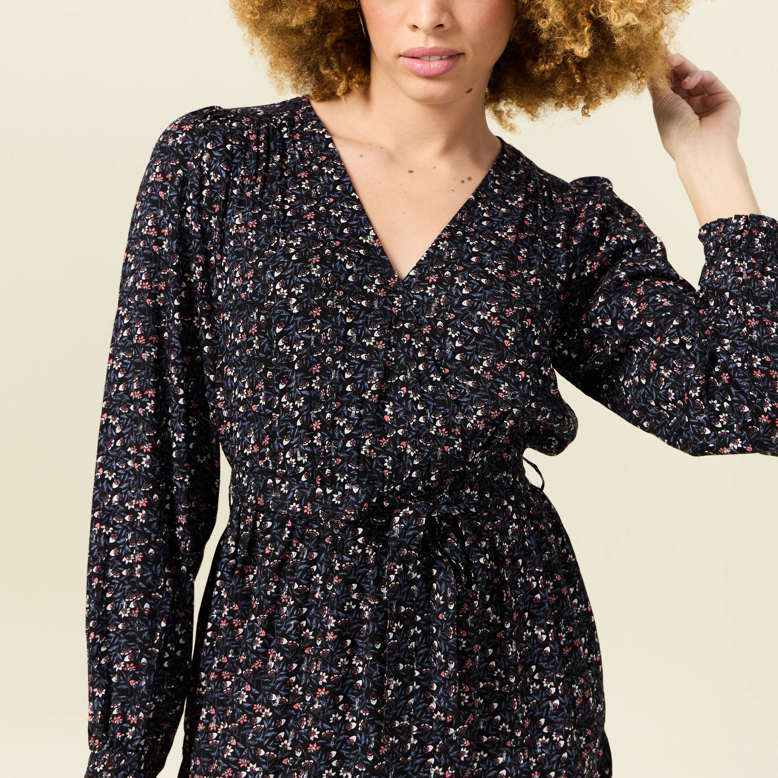 Robe droite courte col v manches longues noir femme