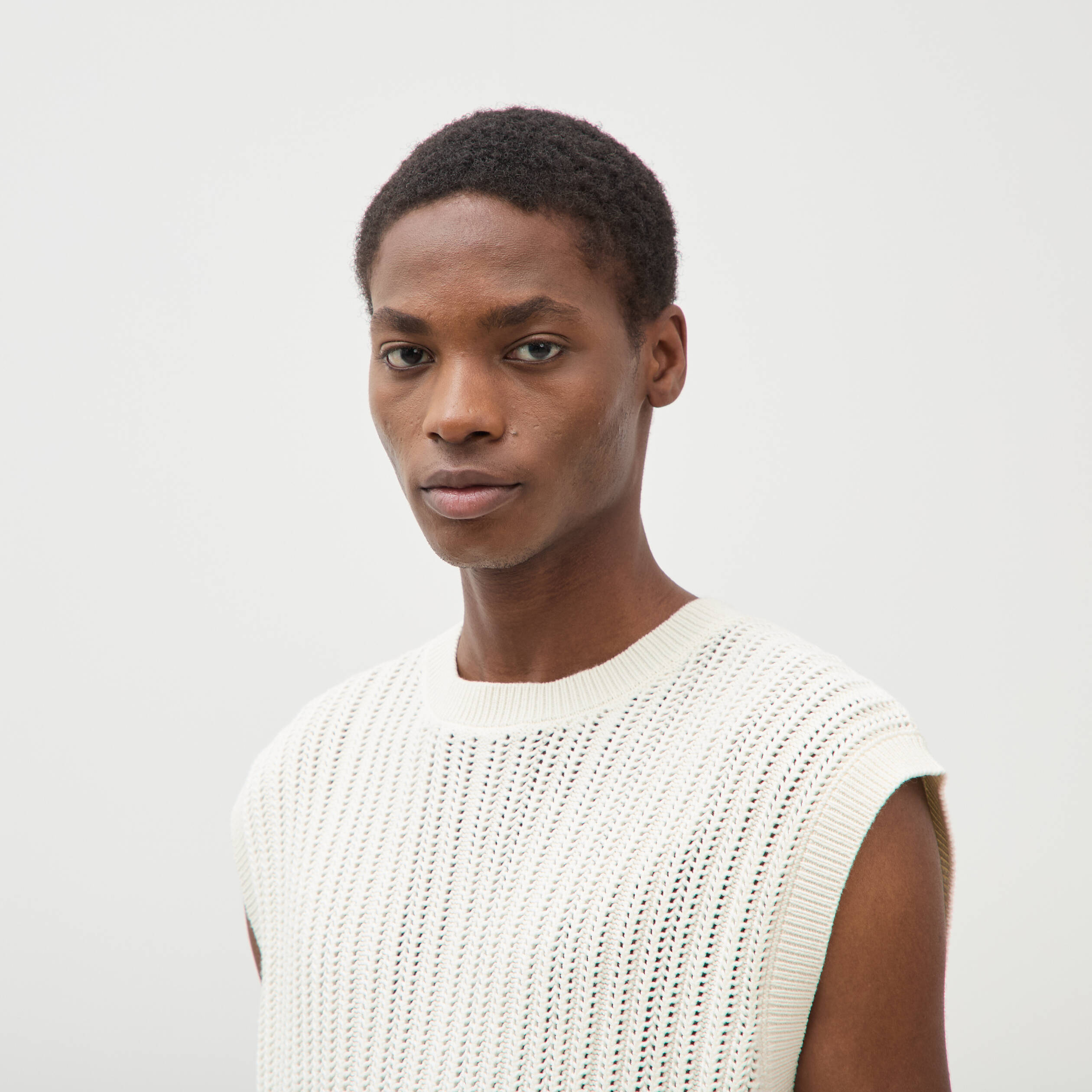Pull sans manches col rond en coton ecru homme