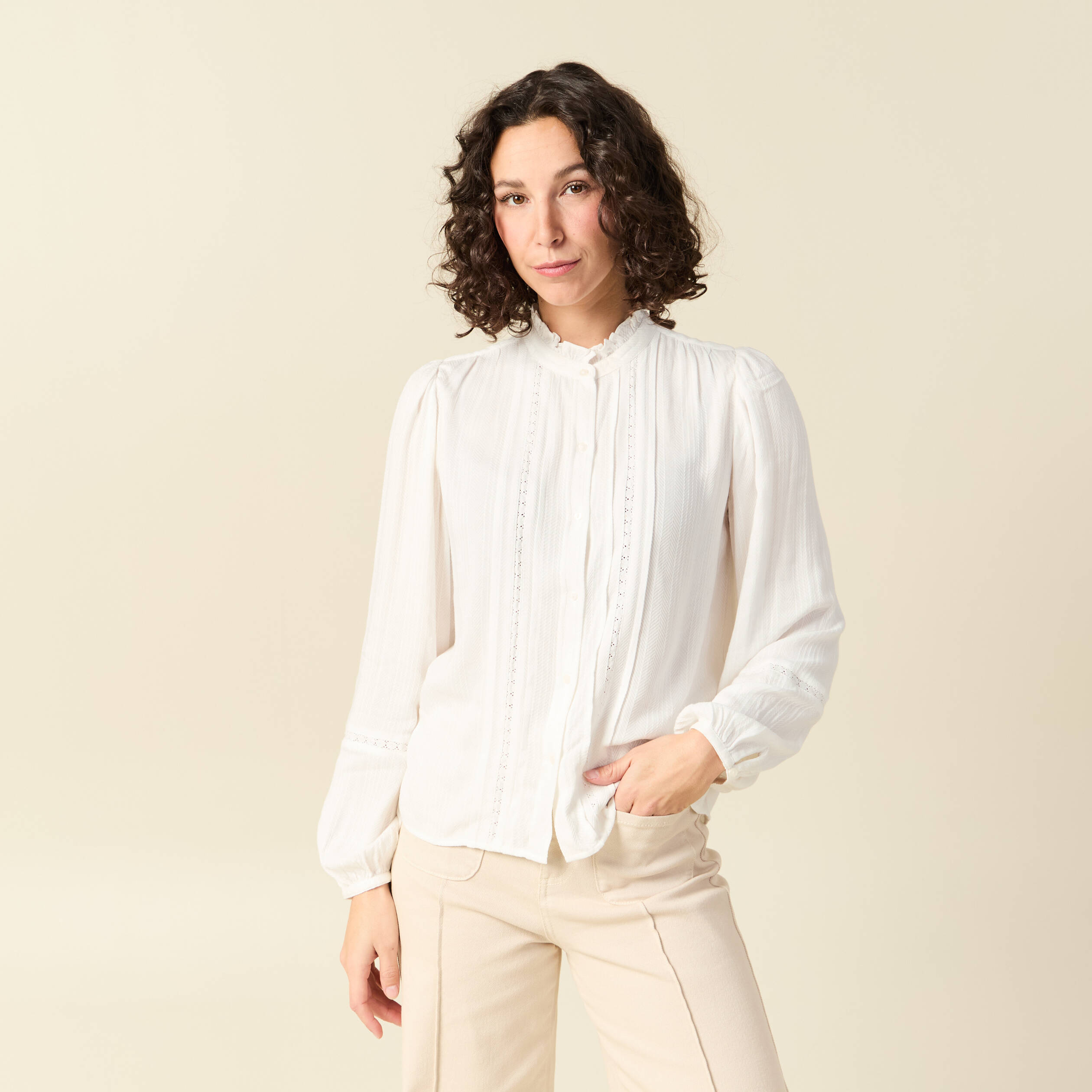 Blouse droite courte d&eacute;tail dentelle creme femme