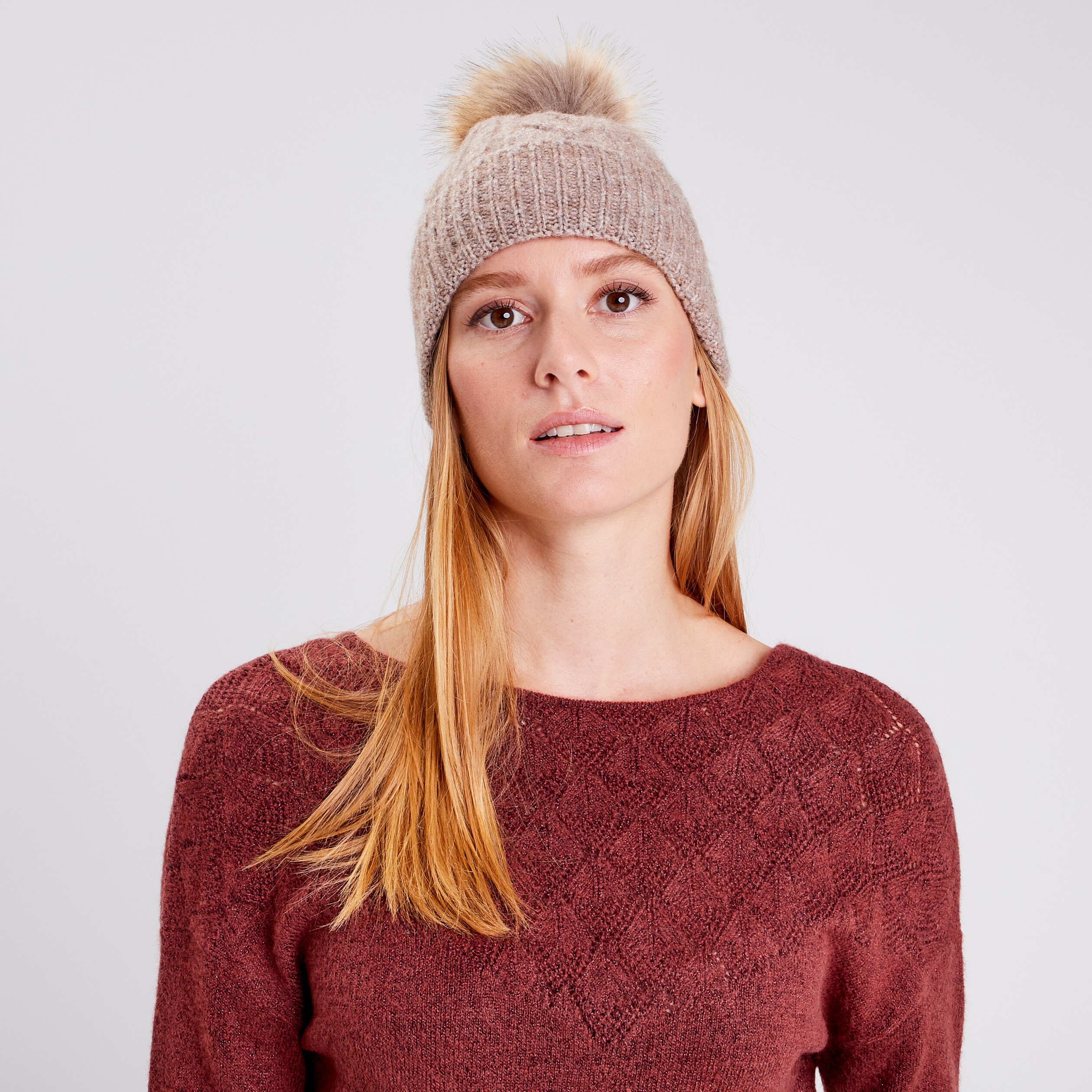 bonnet tricote a pompon marron clair femme Bonnet tricoté à pompon marron clair femme