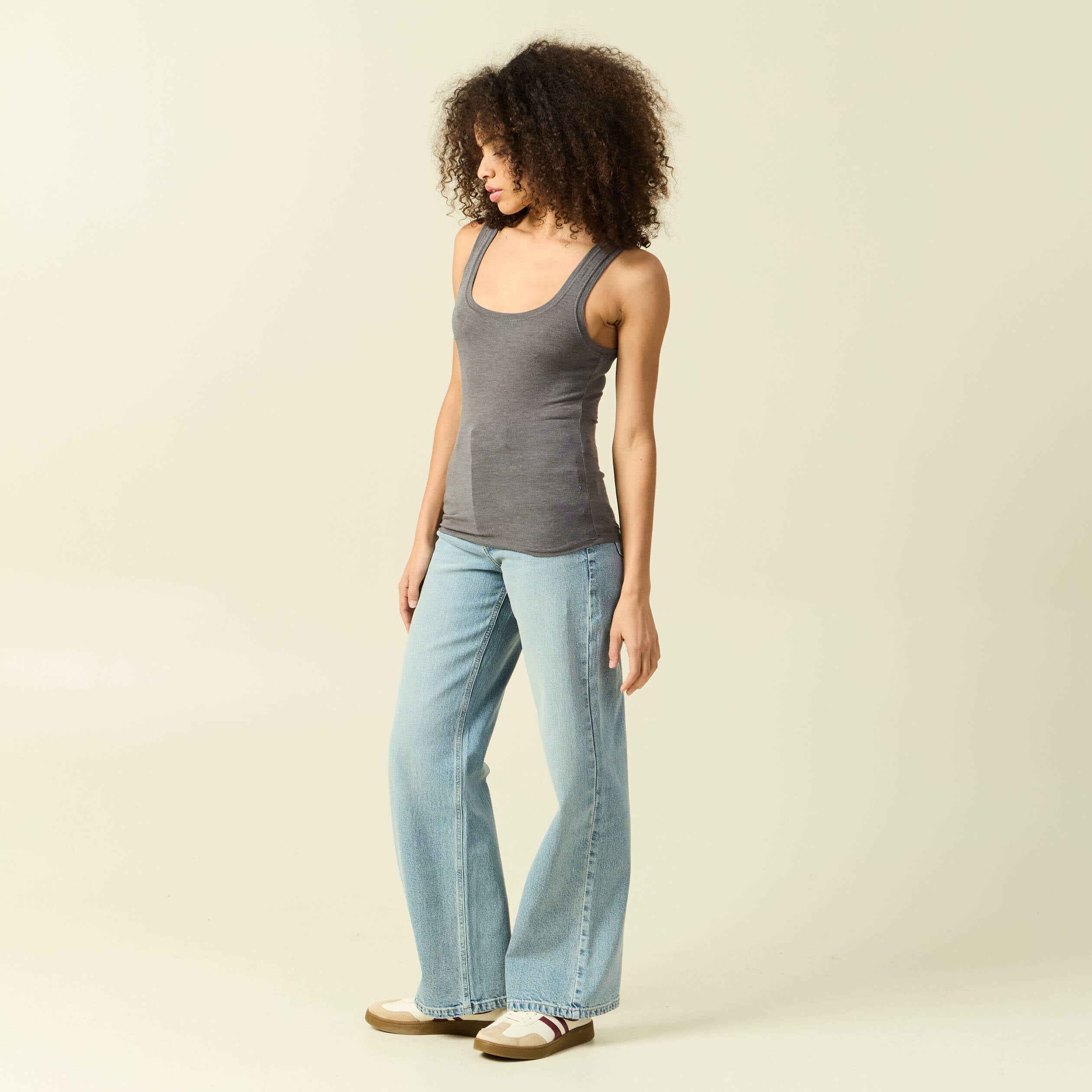 D&eacute;bardeur cintr&eacute; d&eacute;collet&eacute; sans manches gris fonc&eacute; femme