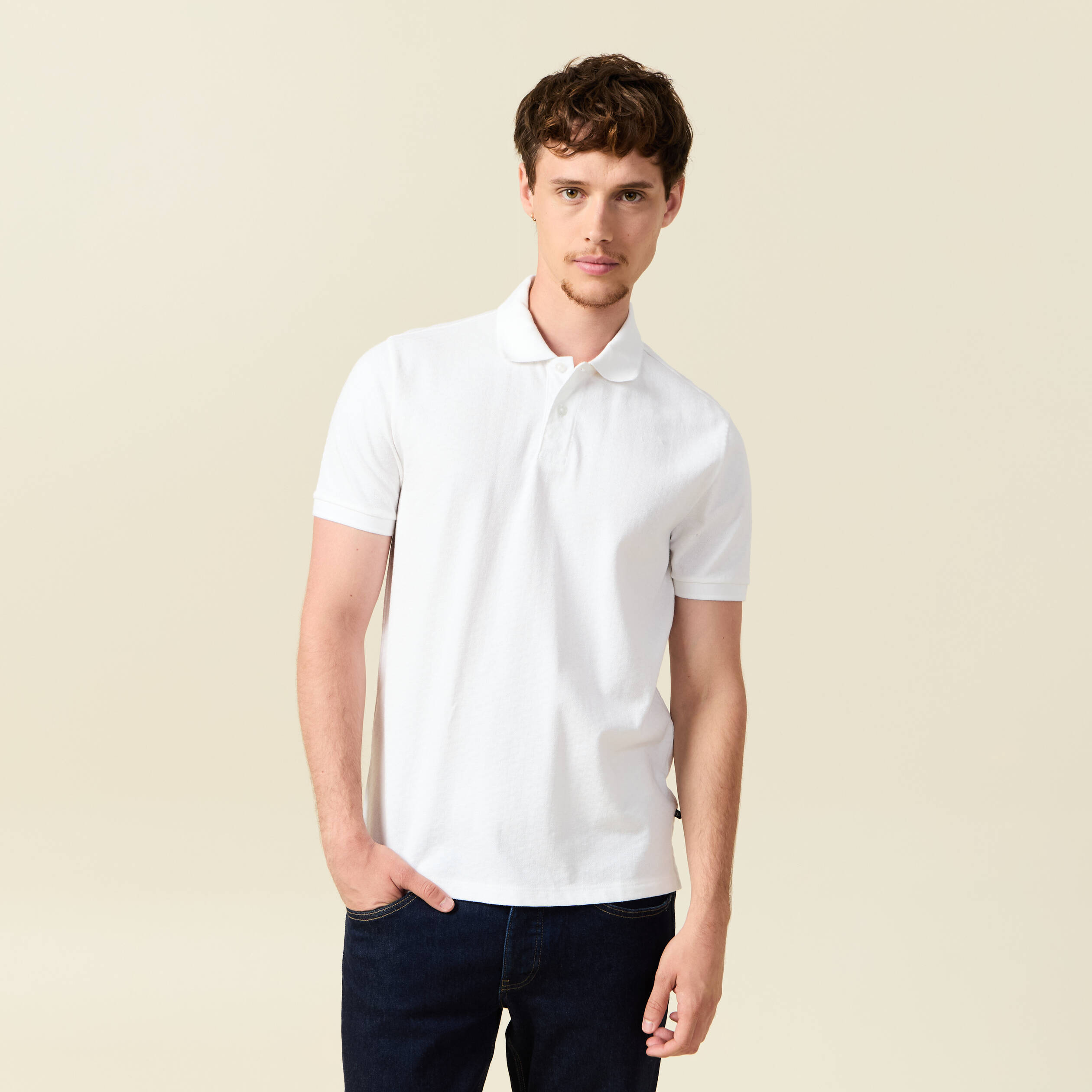 Polo cintr&eacute; en coton manches courtes blanc homme