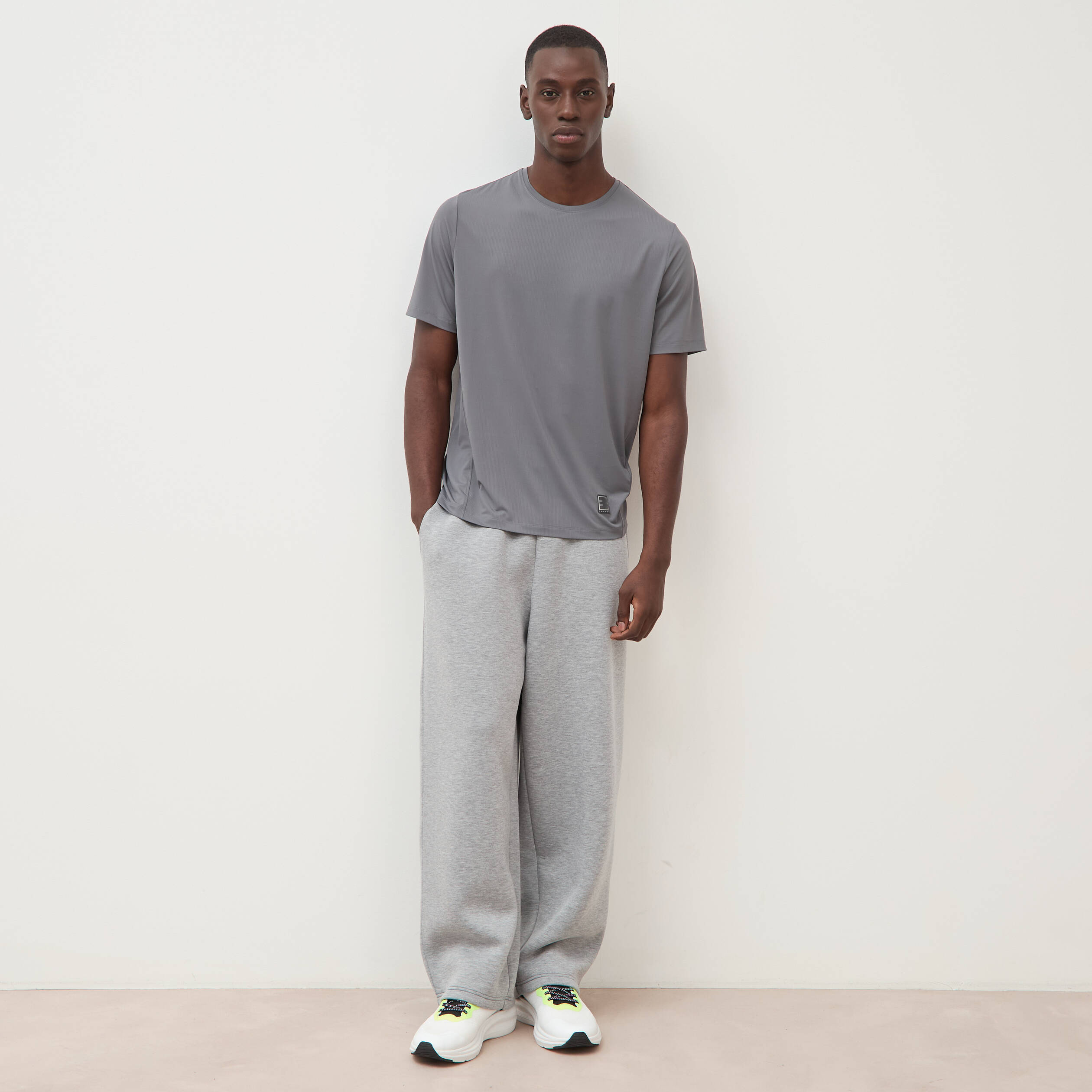 T-shirt col rond manches courtes gris fonc&eacute; homme