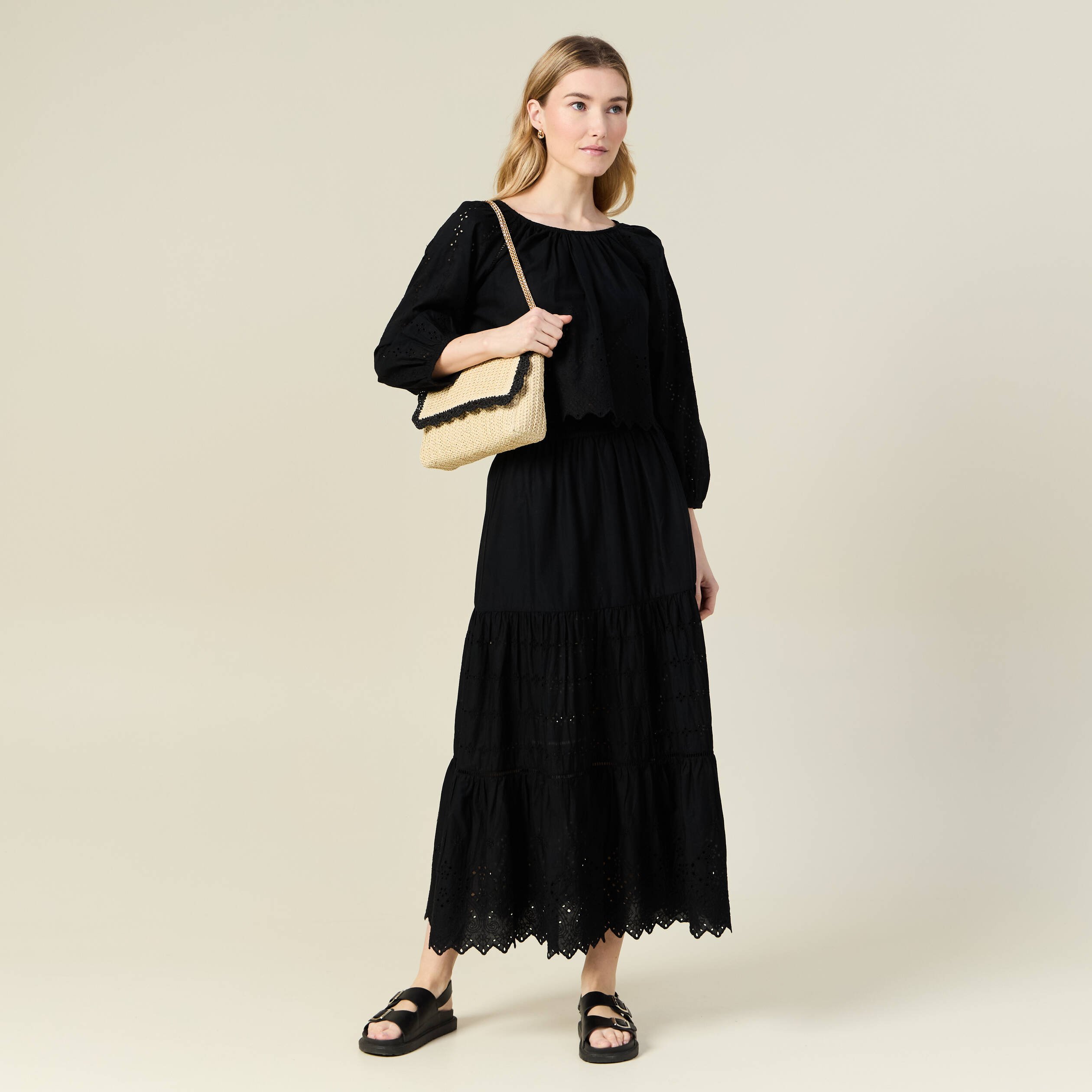 jupe longue evasee brodee noir femme Jupe longue évasée brodée noir femme