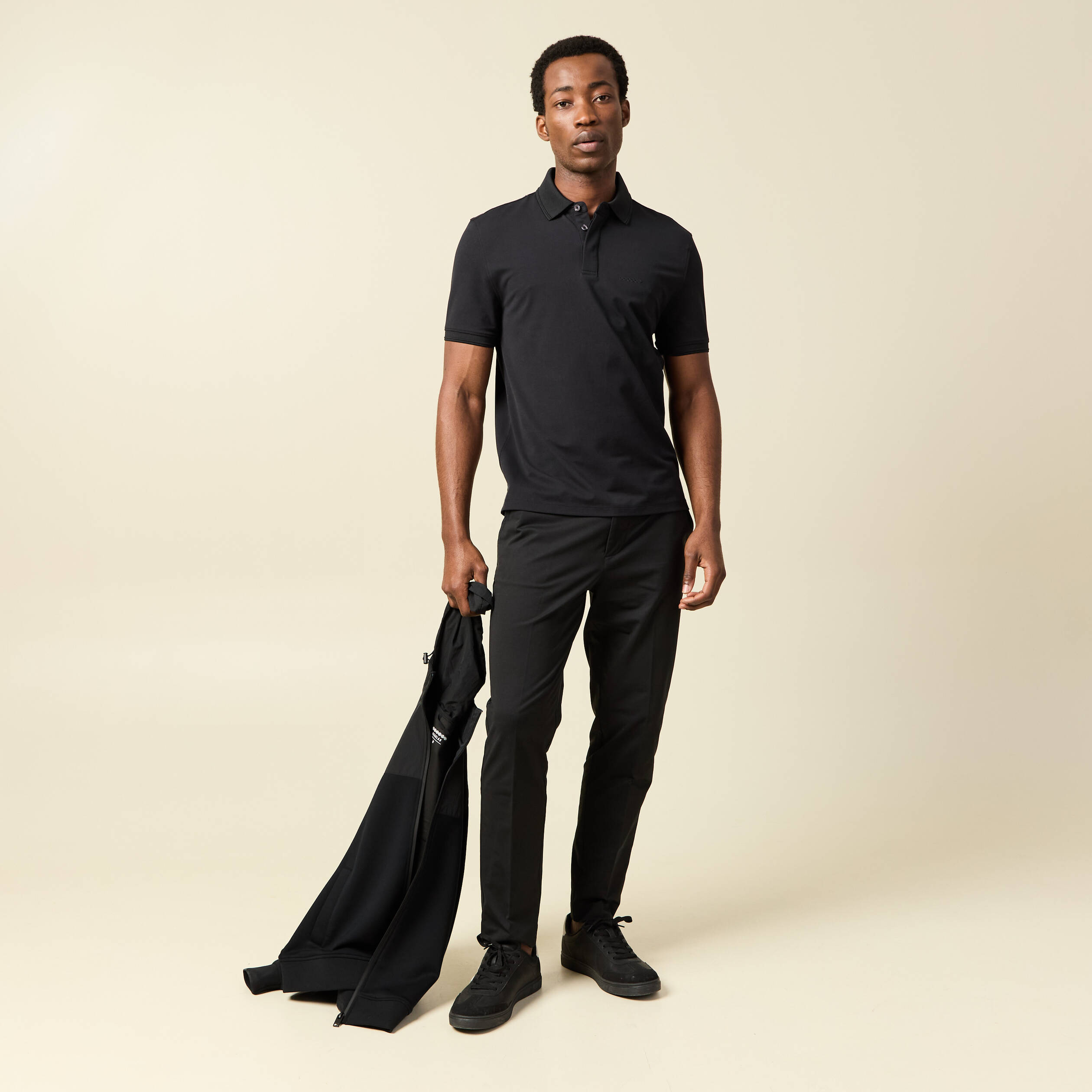 Polo cintr&eacute; manches courtes col polo noir homme