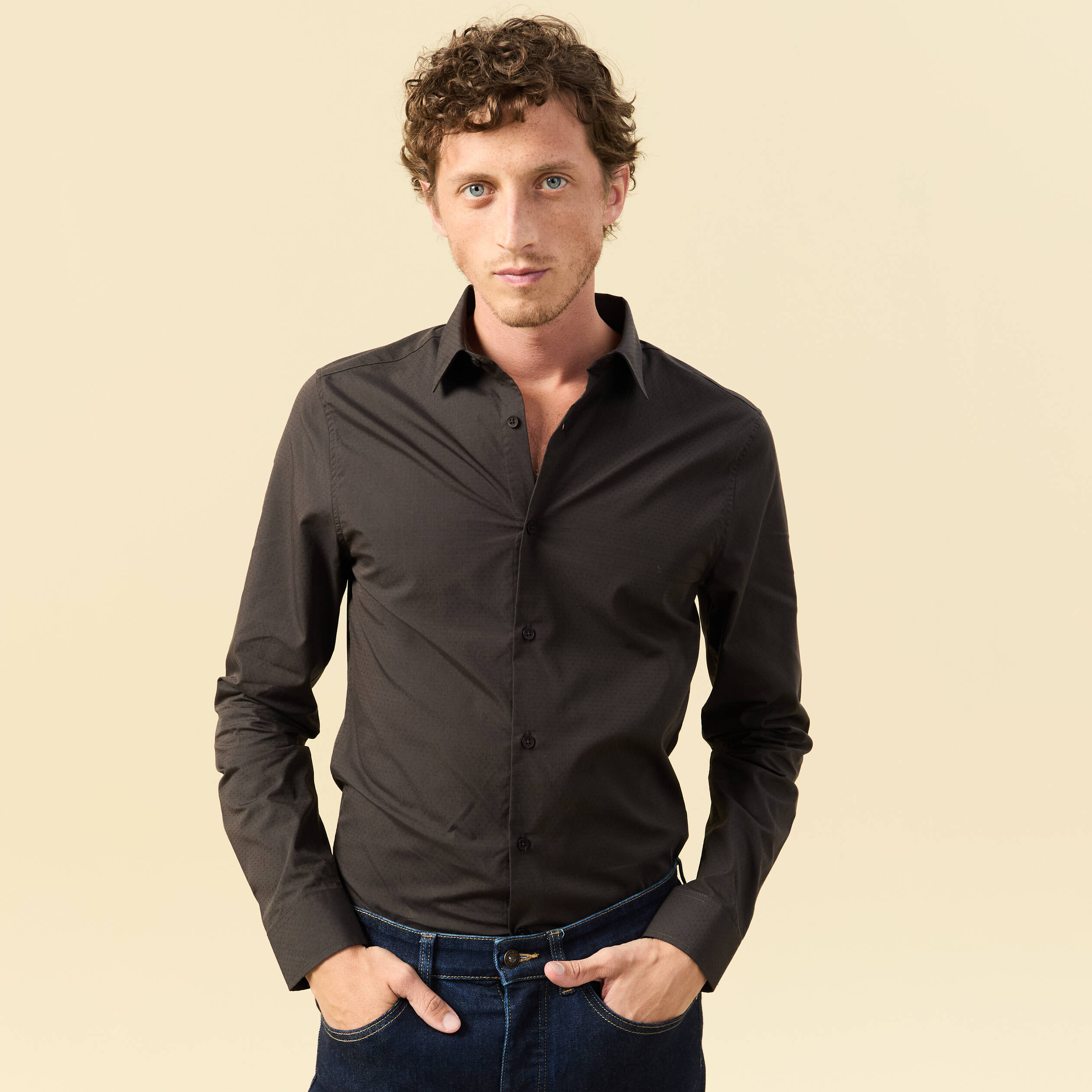 Chemise cintr&eacute;e en coton manches longues gris fonc&eacute; homme