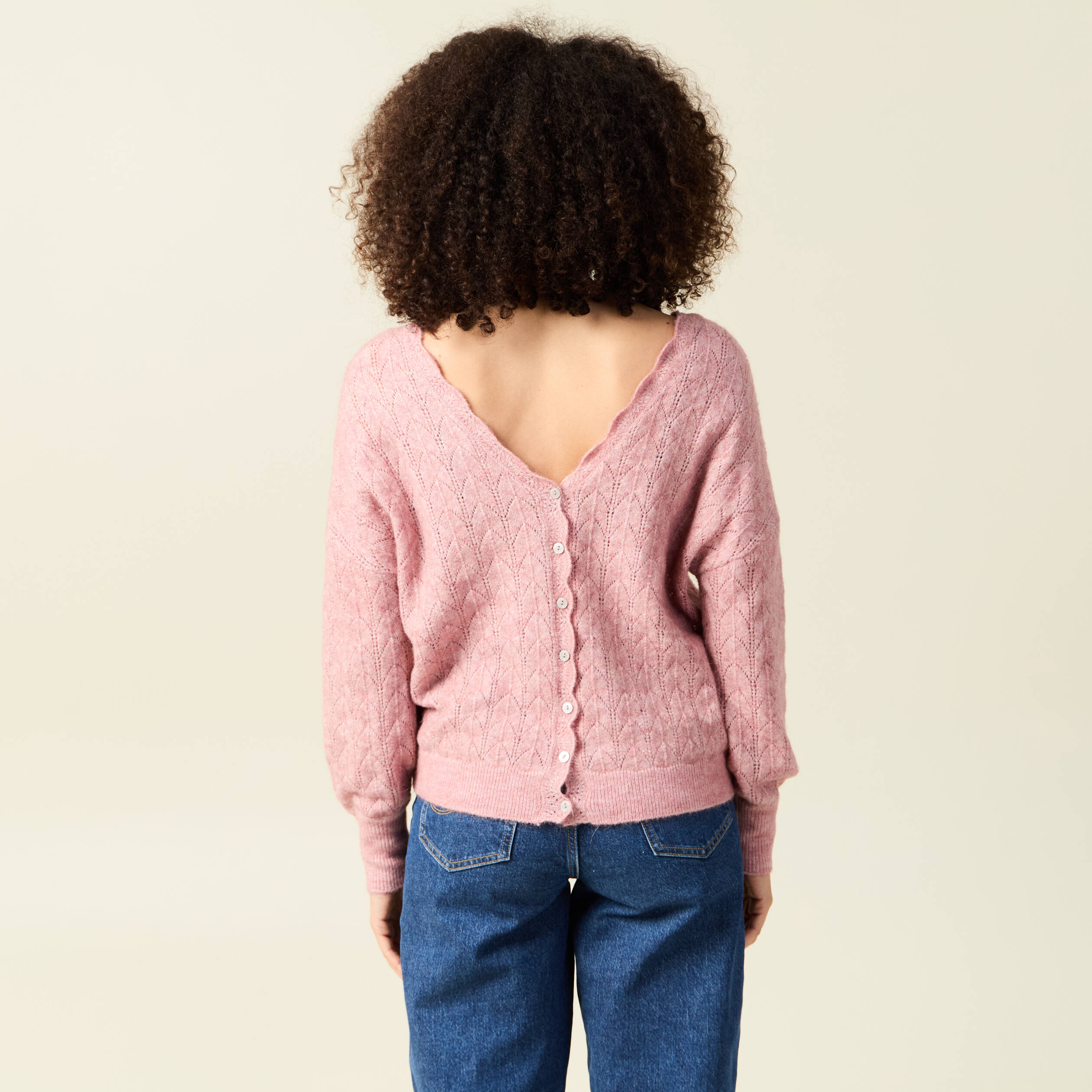 Gilet ajour&eacute; col V manches longues rose pastel femme