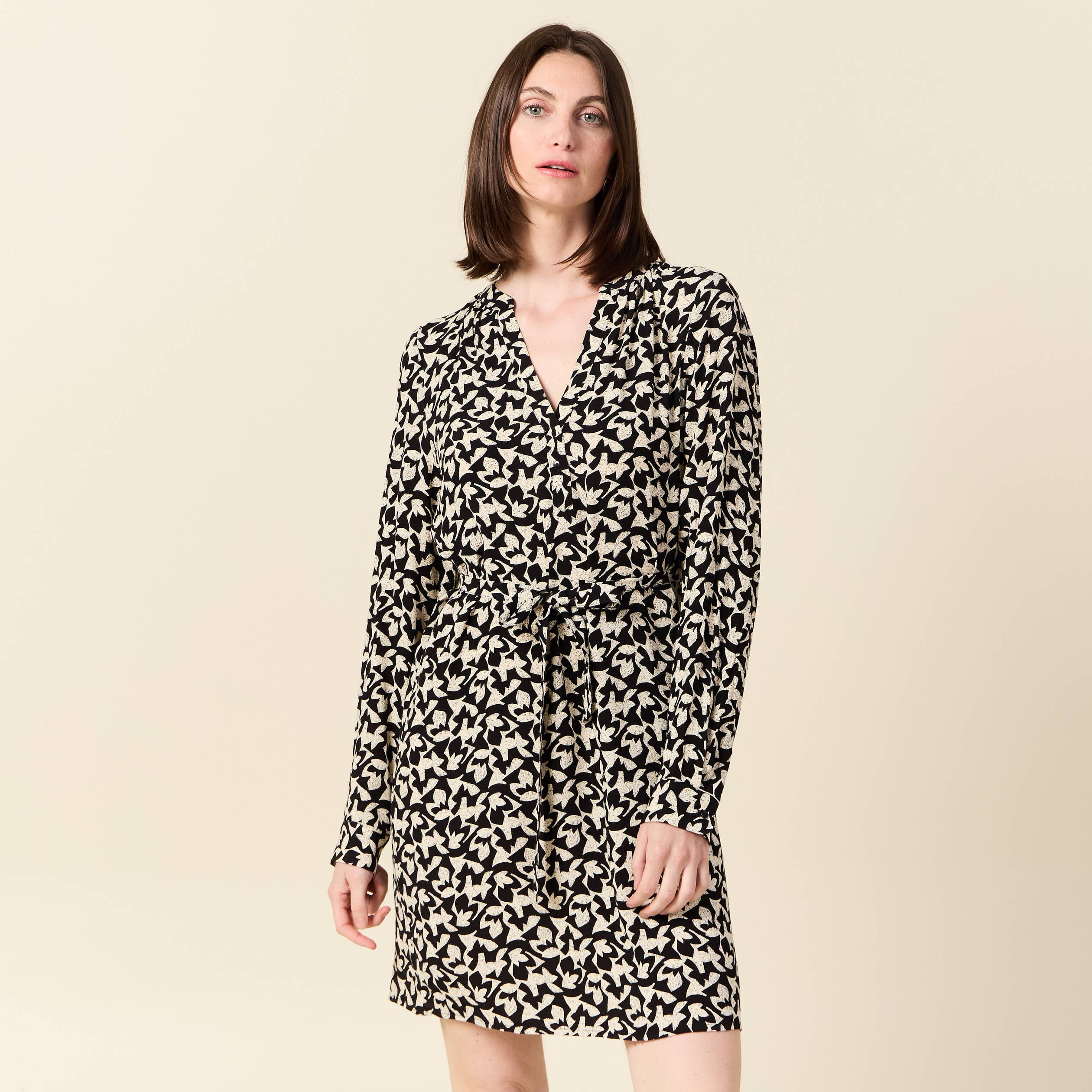 Robe droite fluide ceintur&eacute;e creme femme