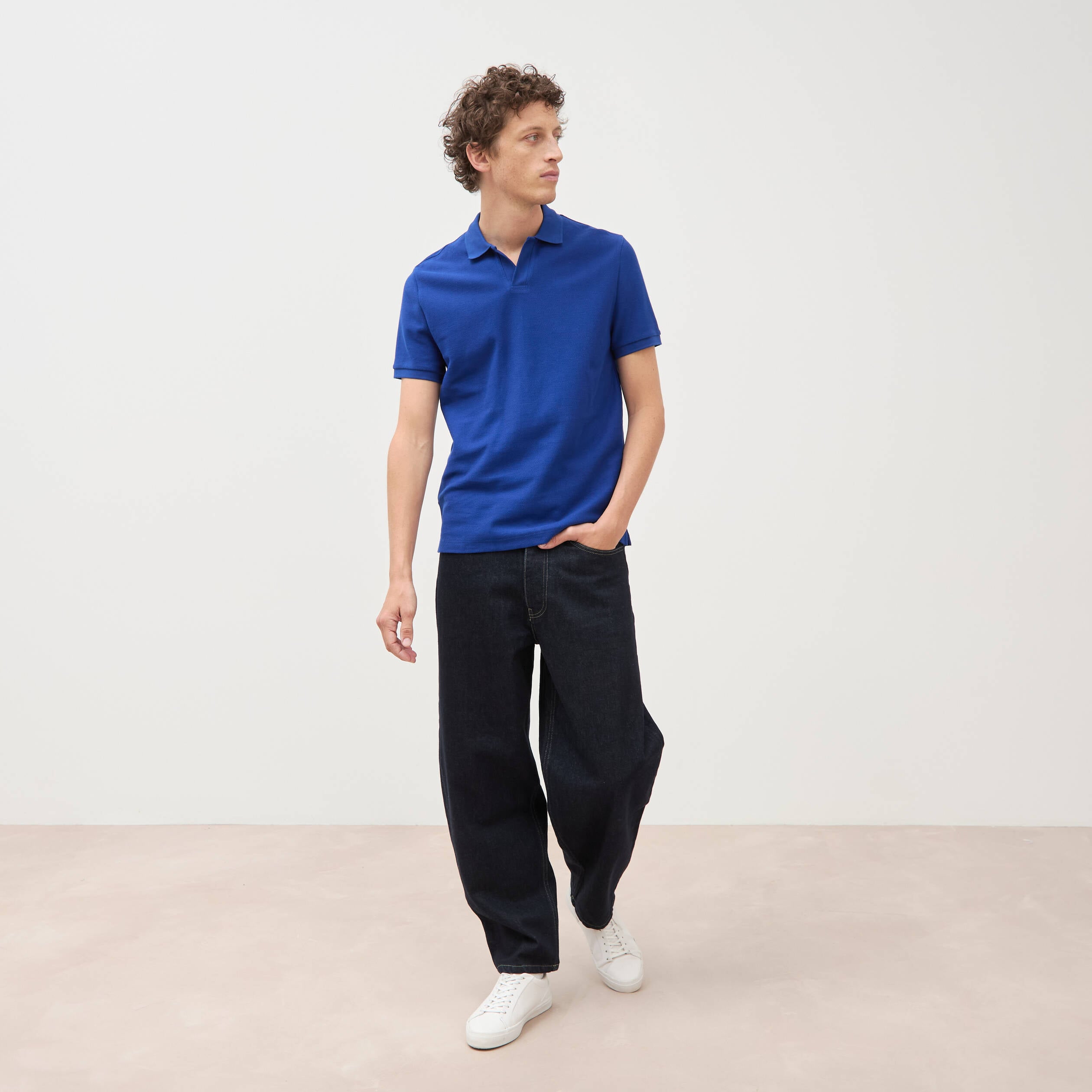 Polo cintr&eacute; manches courtes en coton bleu electrique homme