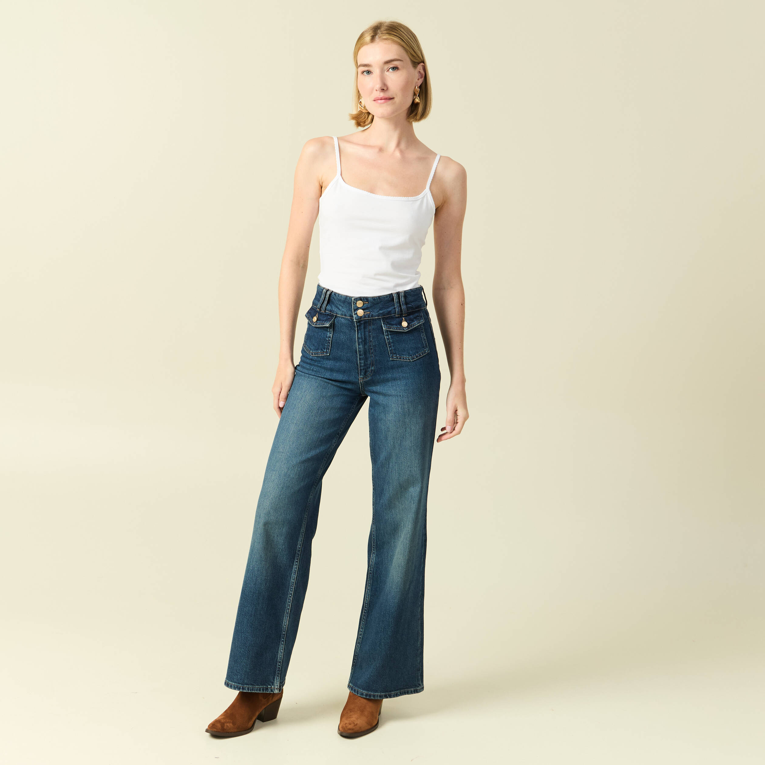 D&eacute;bardeur cintr&eacute; d&eacute;collet&eacute; bretelles blanc femme