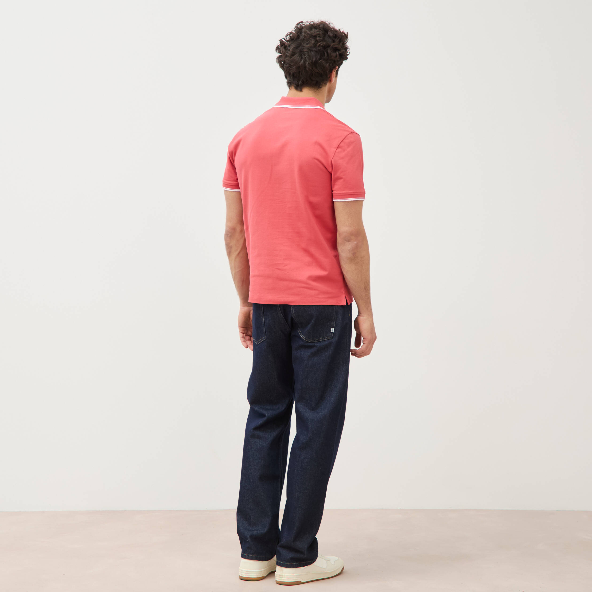 Polo cintr&eacute; en coton manches courtes rouge corail homme