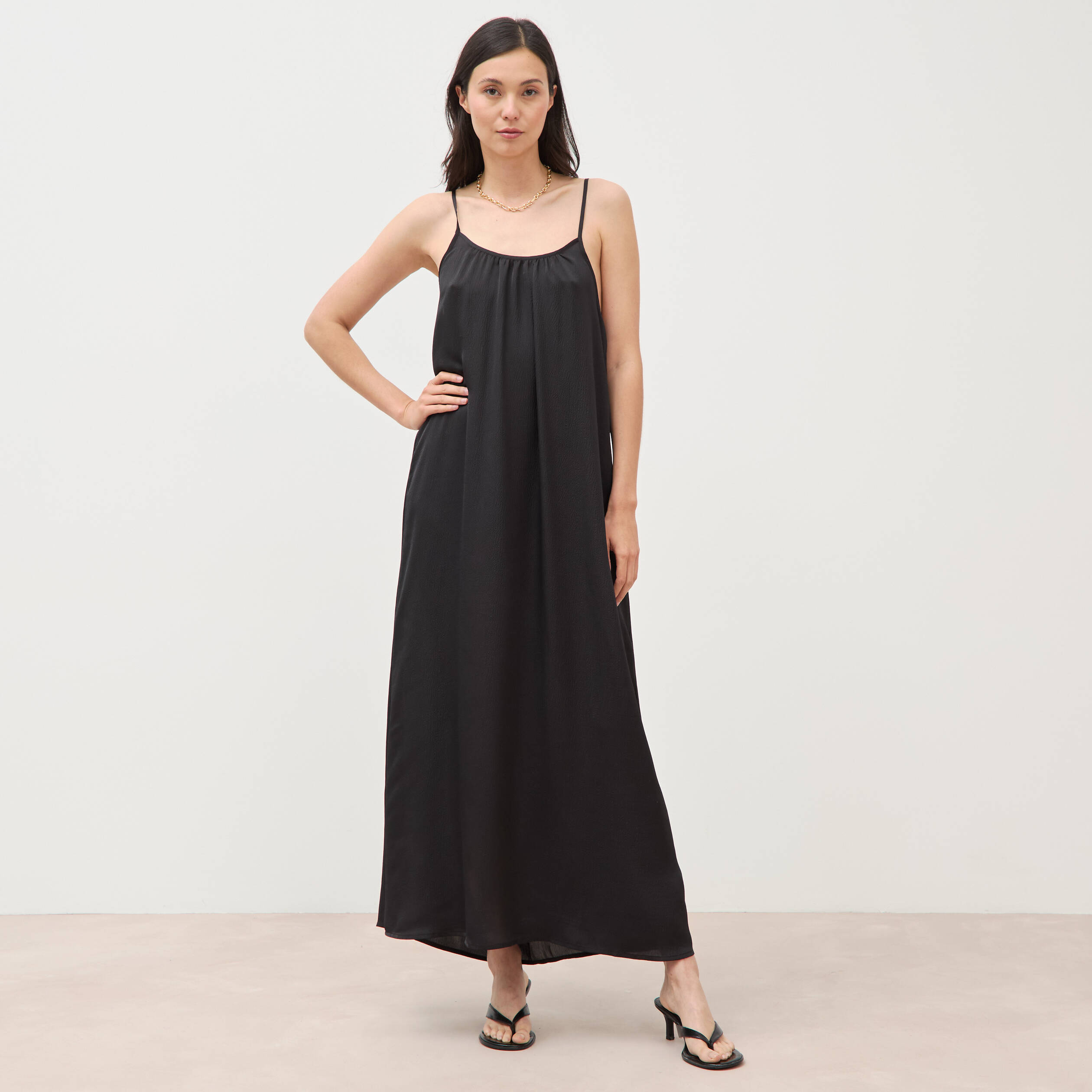 Robe bretelle satin&eacute;e col rond noir femme