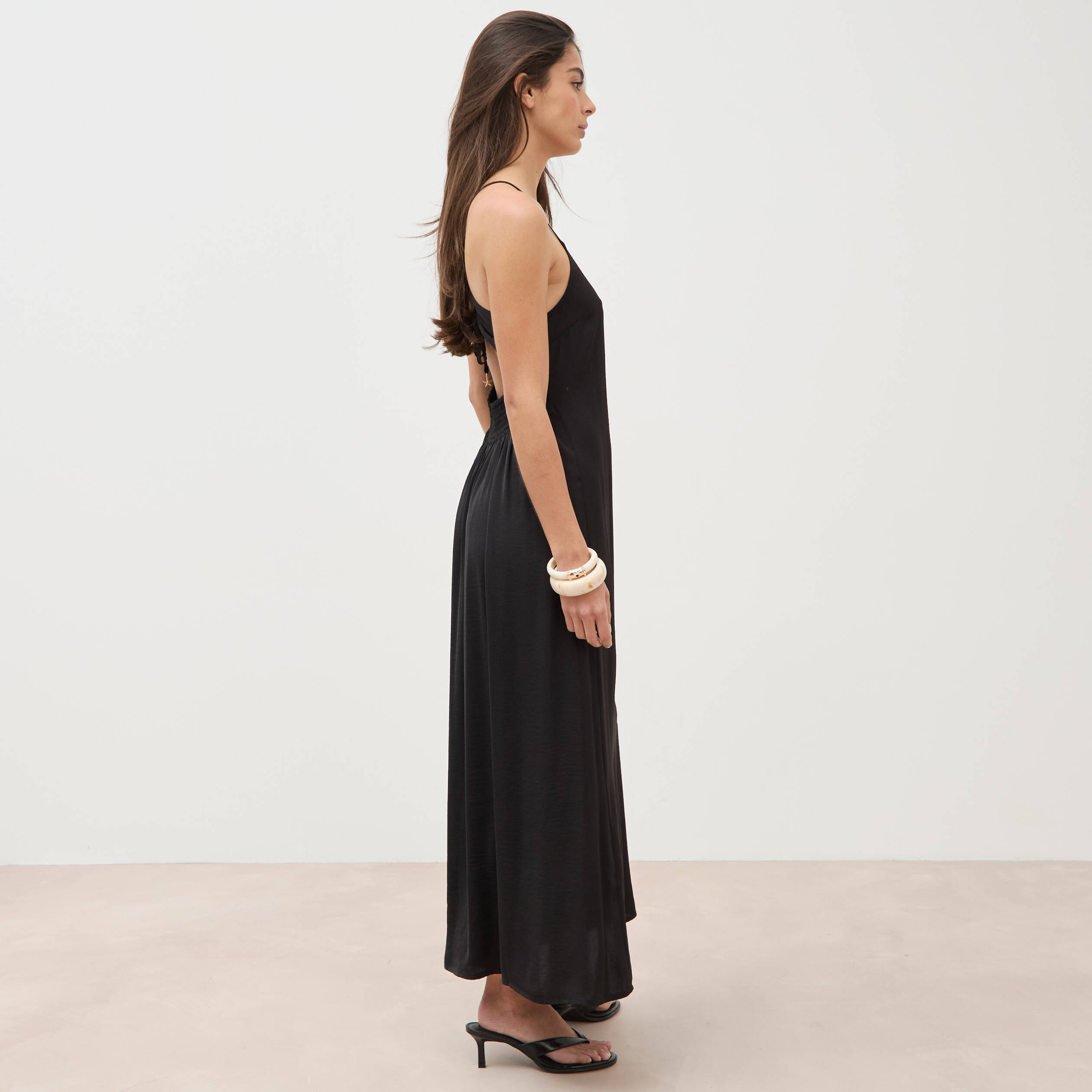 Robe satin&eacute;e bretelles col v noir femme