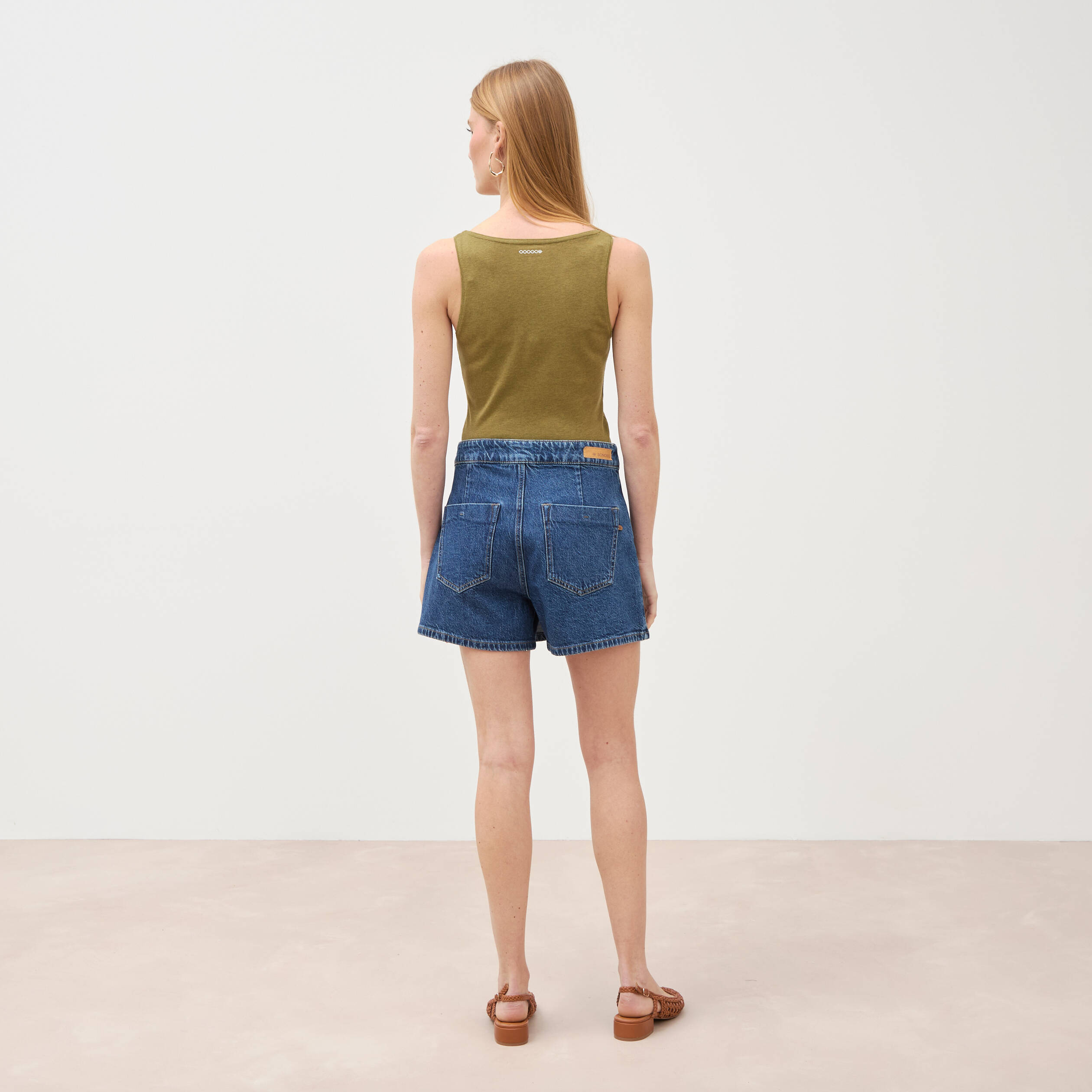 D&eacute;bardeur cintr&eacute; d&eacute;collet&eacute; sans manches vert kaki femme