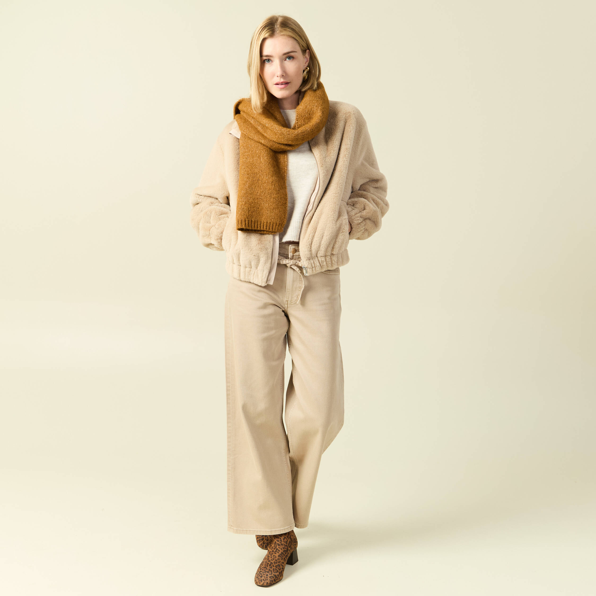 Veste droite courte col montant beige femme