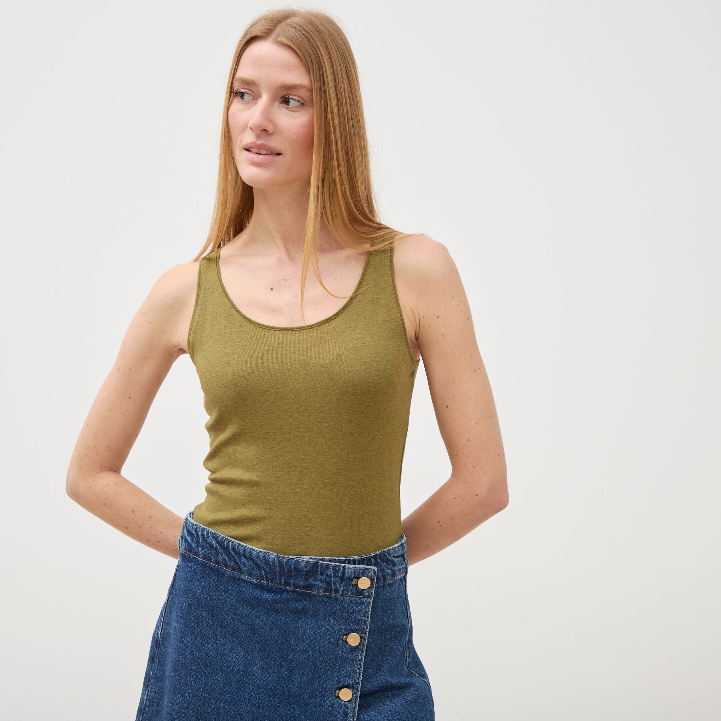 D&eacute;bardeur cintr&eacute; d&eacute;collet&eacute; sans manches vert kaki femme