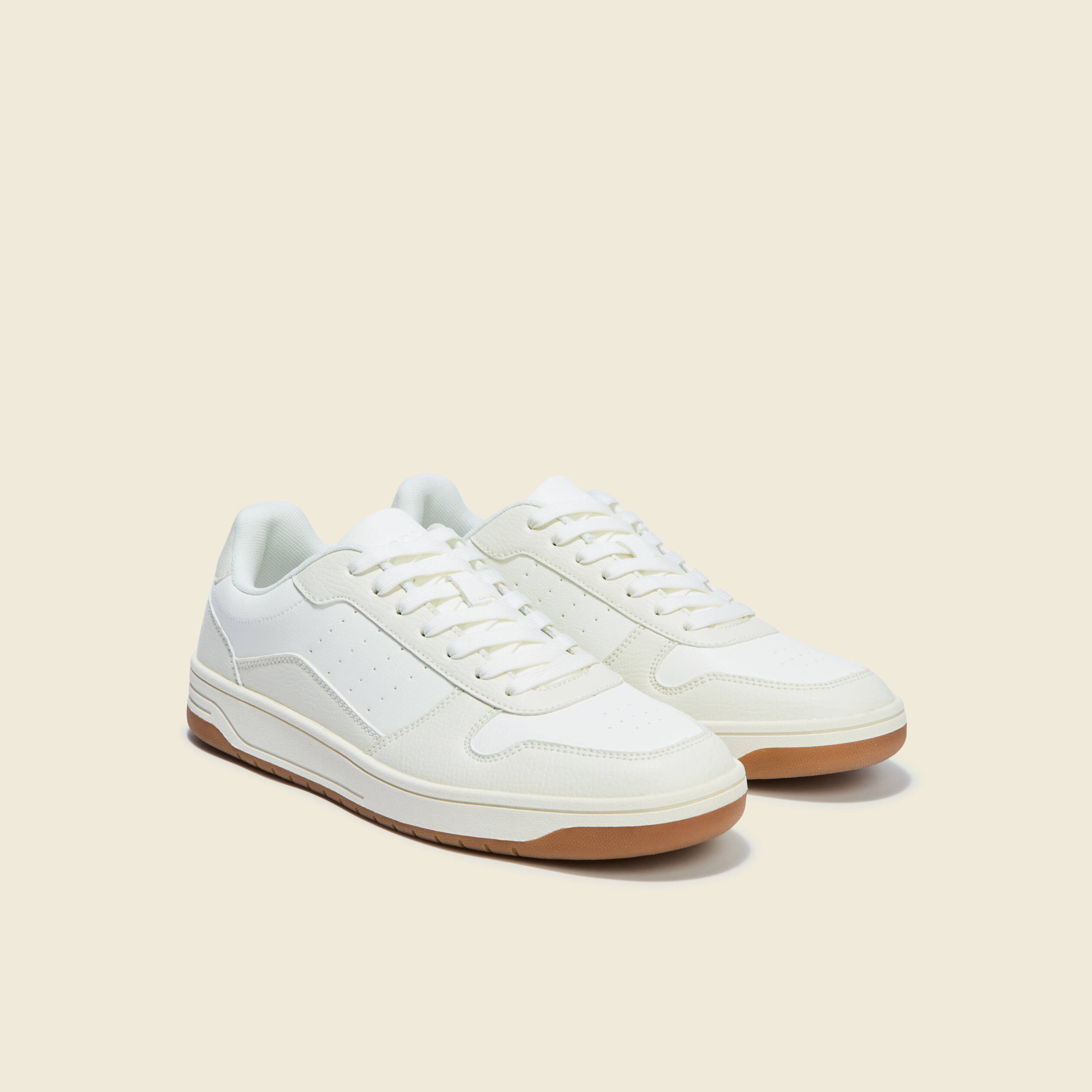 Baskets plates &agrave; lacets ecru homme