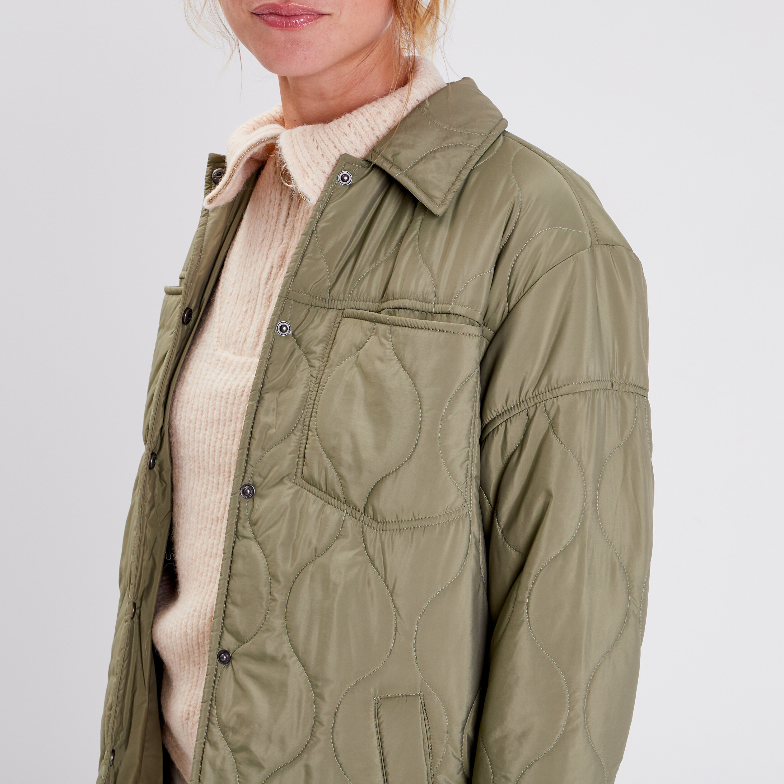 Veste droite matelass&eacute;e col chemise vert kaki femme