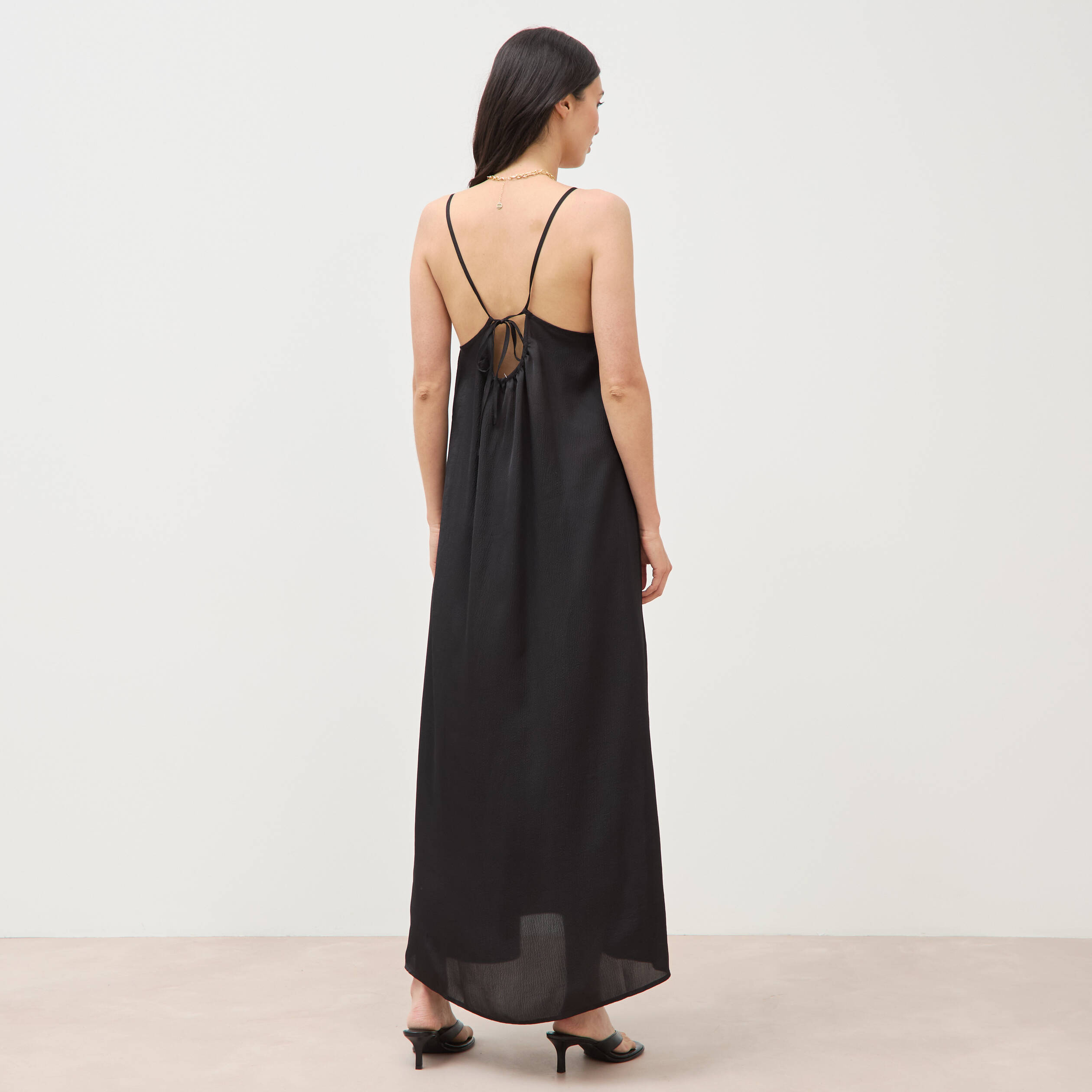 Robe bretelle satin&eacute;e col rond noir femme