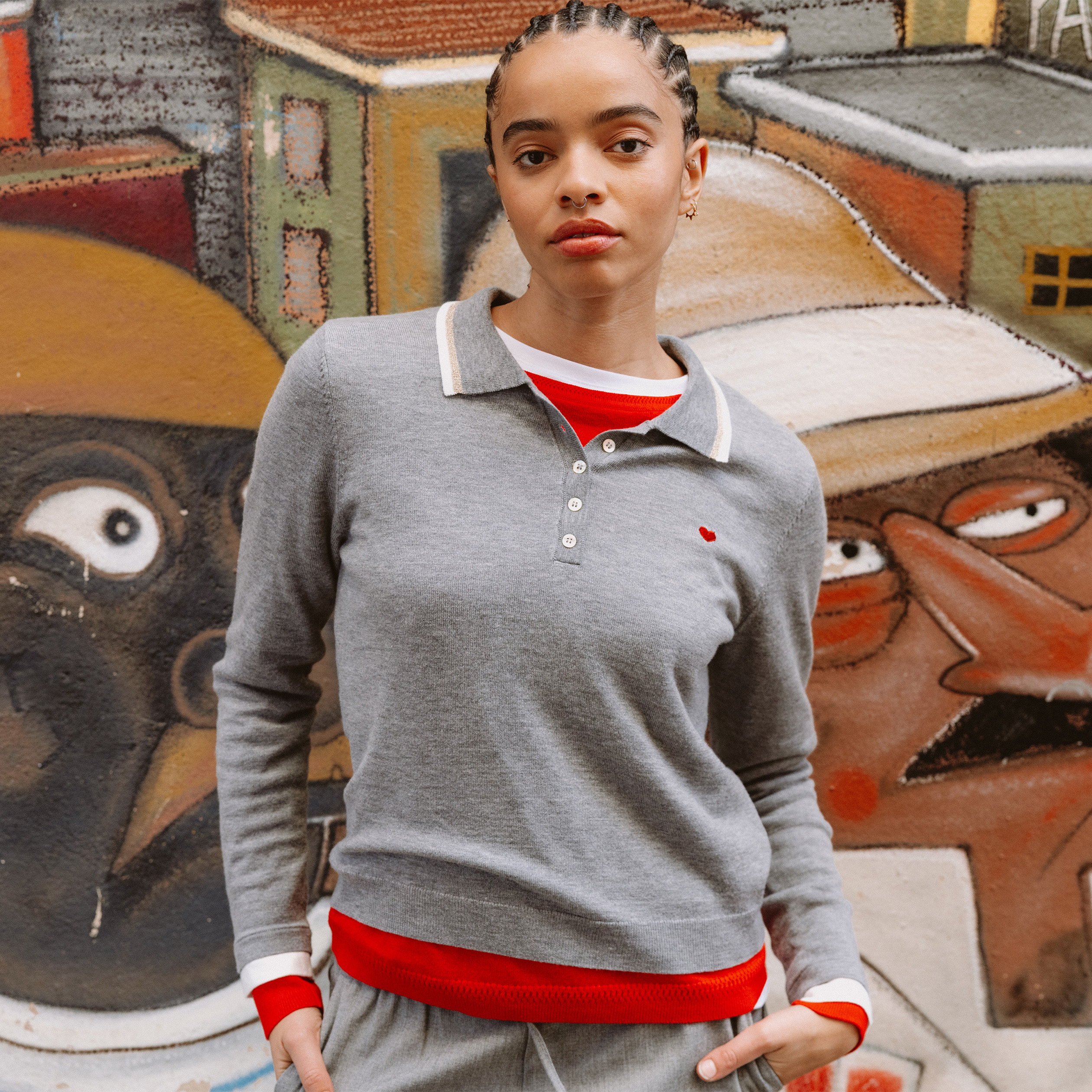 Polo manches longues avec c&oelig;ur brod&eacute; gris clair femme